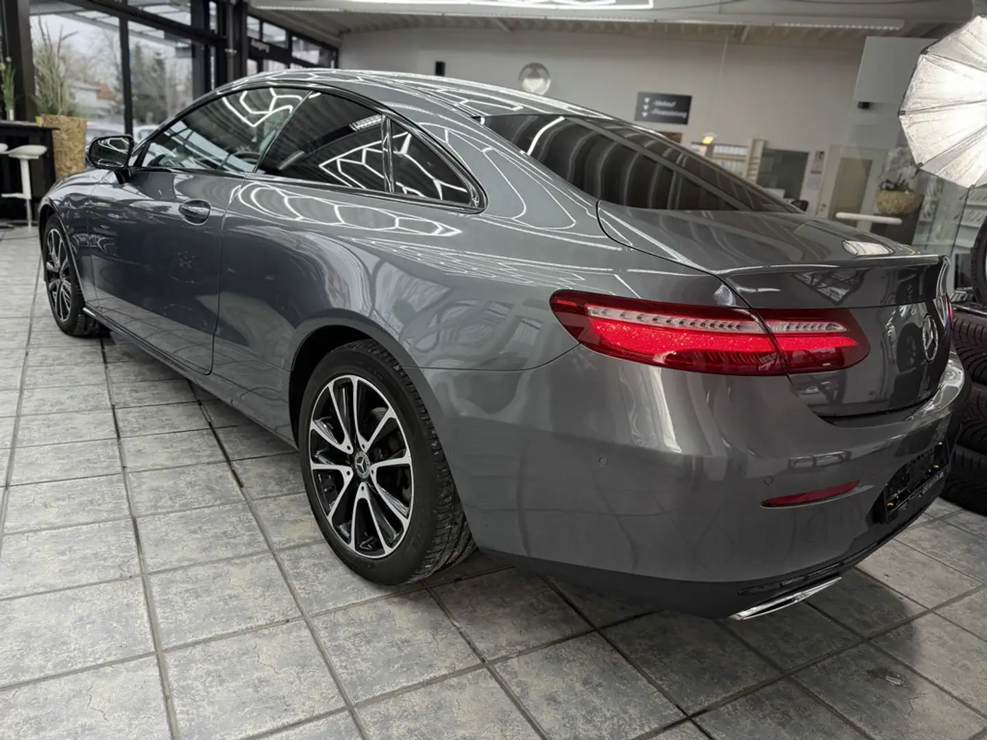 Mercedes-Benz E 220 d Coupe Avantgarde, 1.Hd., LED, Pano, 9G Gris - 2