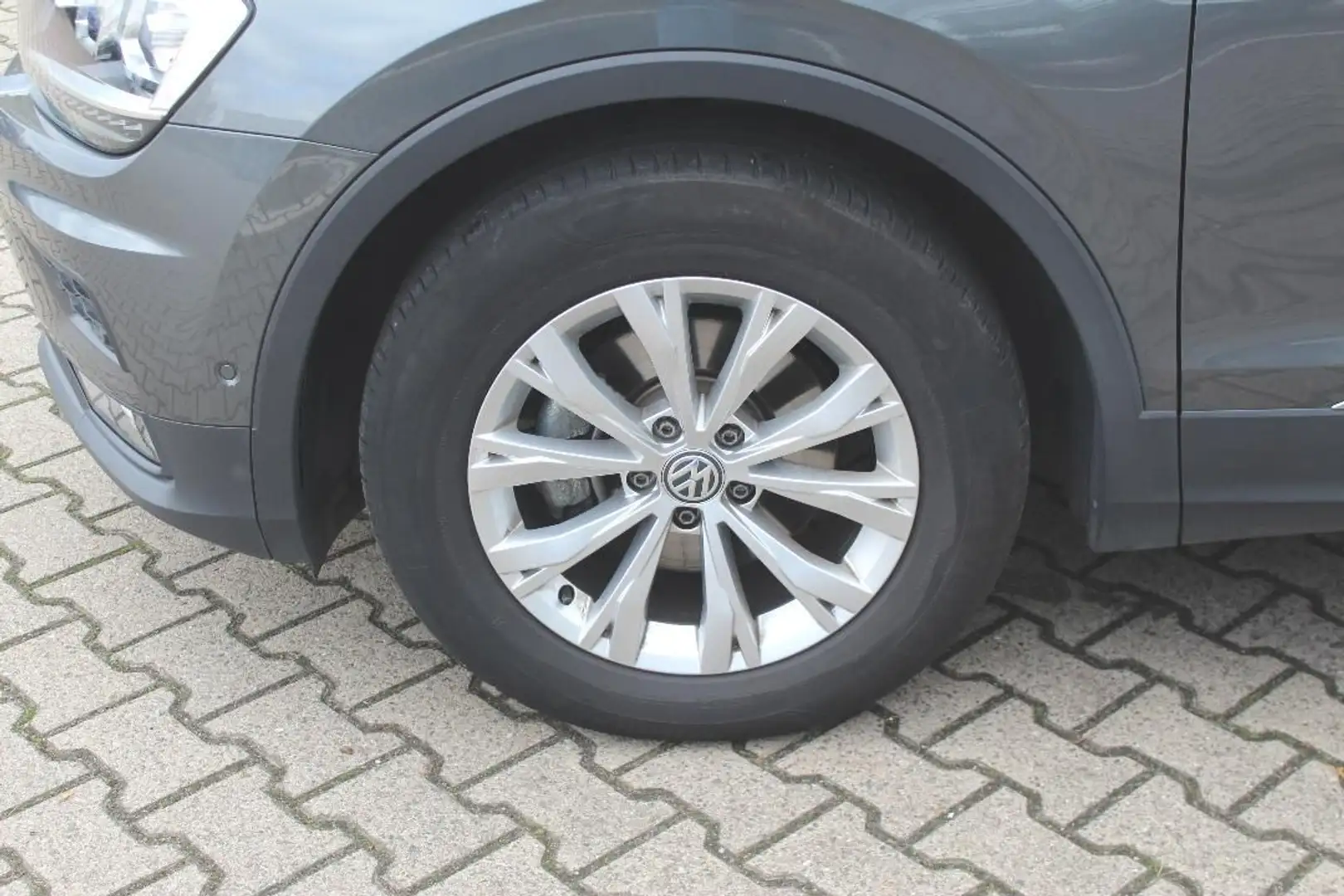 Volkswagen Tiguan Comfortline 1.5 TSI DSG Easy Open ergoAct Gris - 2