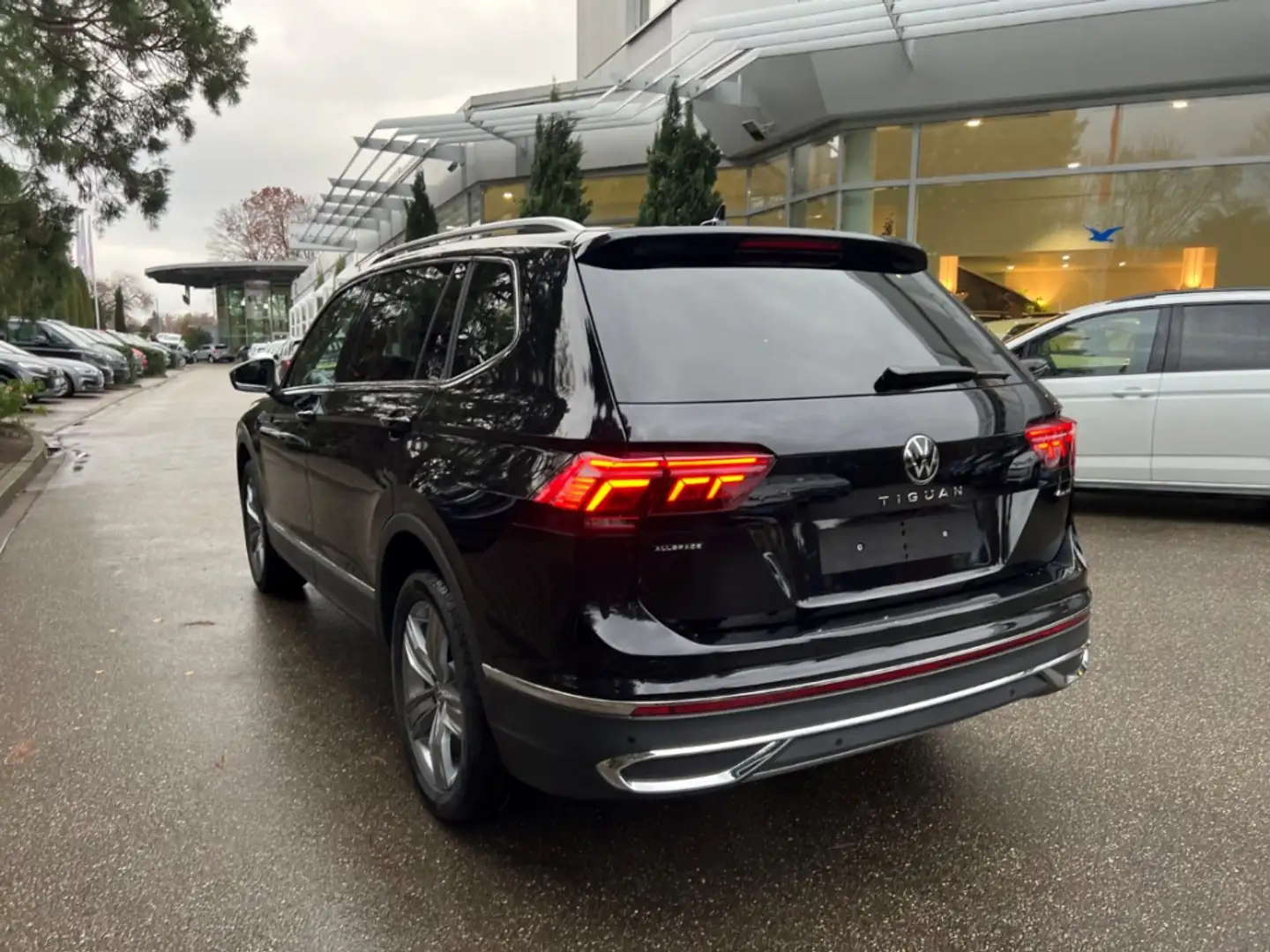 Volkswagen Tiguan Allspace Elegance 2.0 TDI DSG Allrad AHK Schwarz - 2