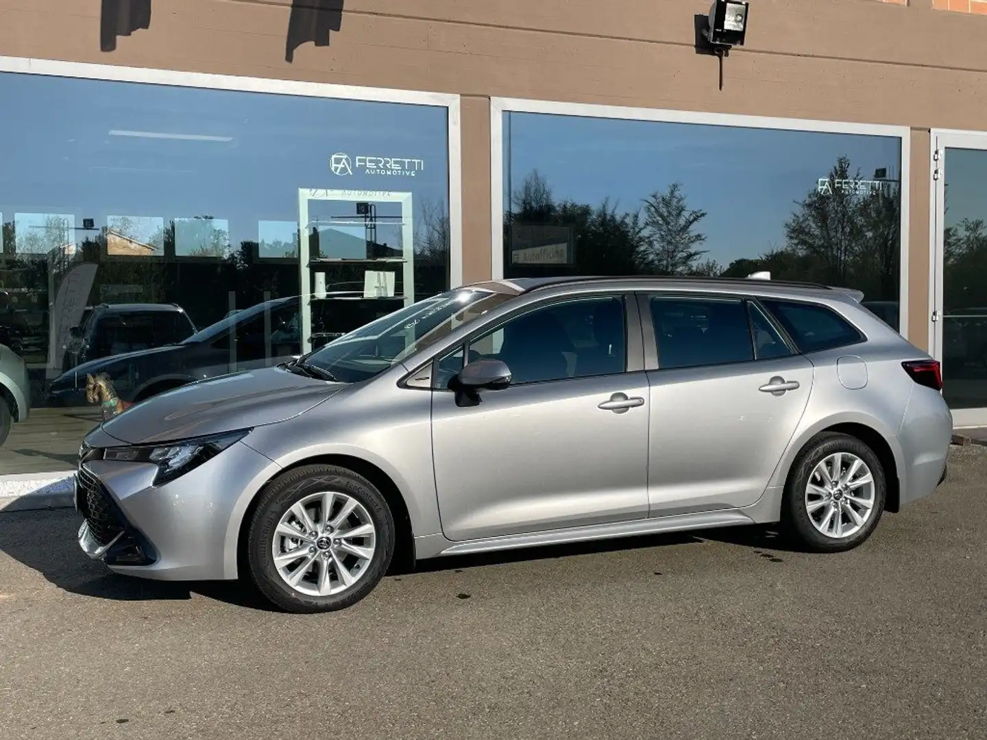Toyota Corolla Active 1.8 Hybrid Touring Sports Bianco - 2