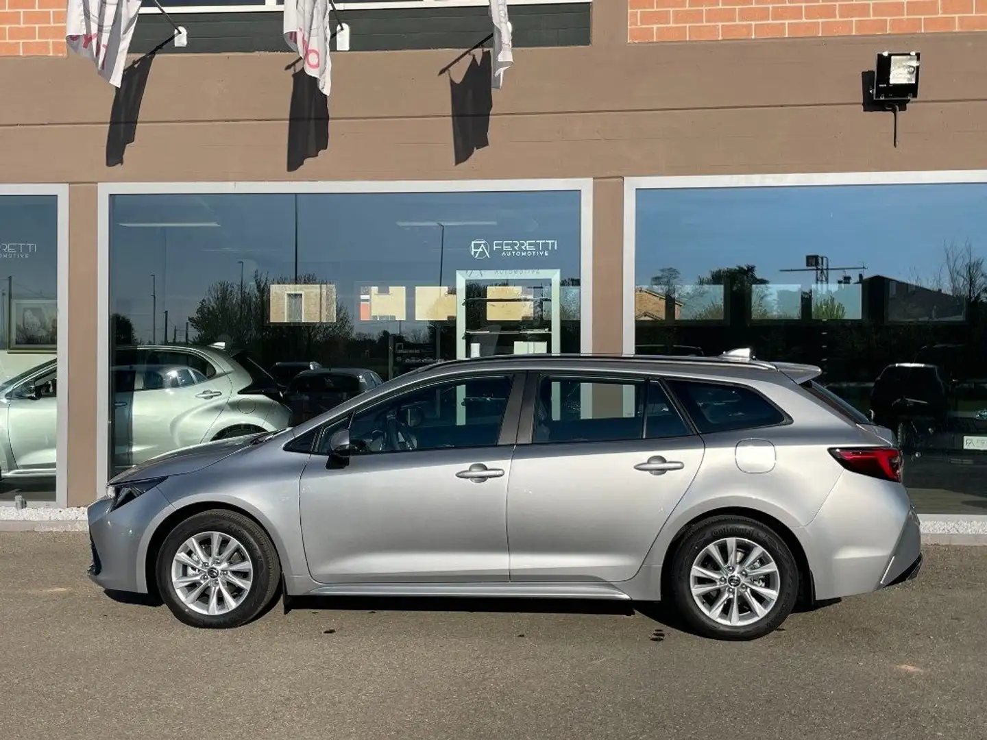 Toyota Corolla Active 1.8 Hybrid Touring Sports Bianco - 1