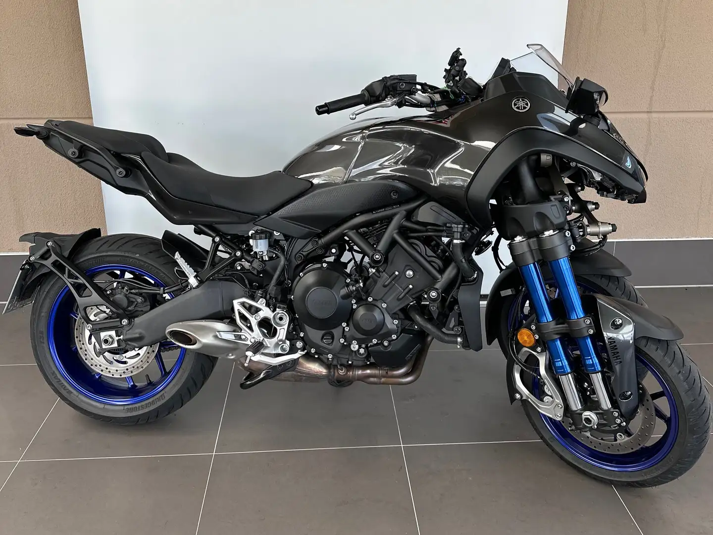 Yamaha Niken Šedá - 1