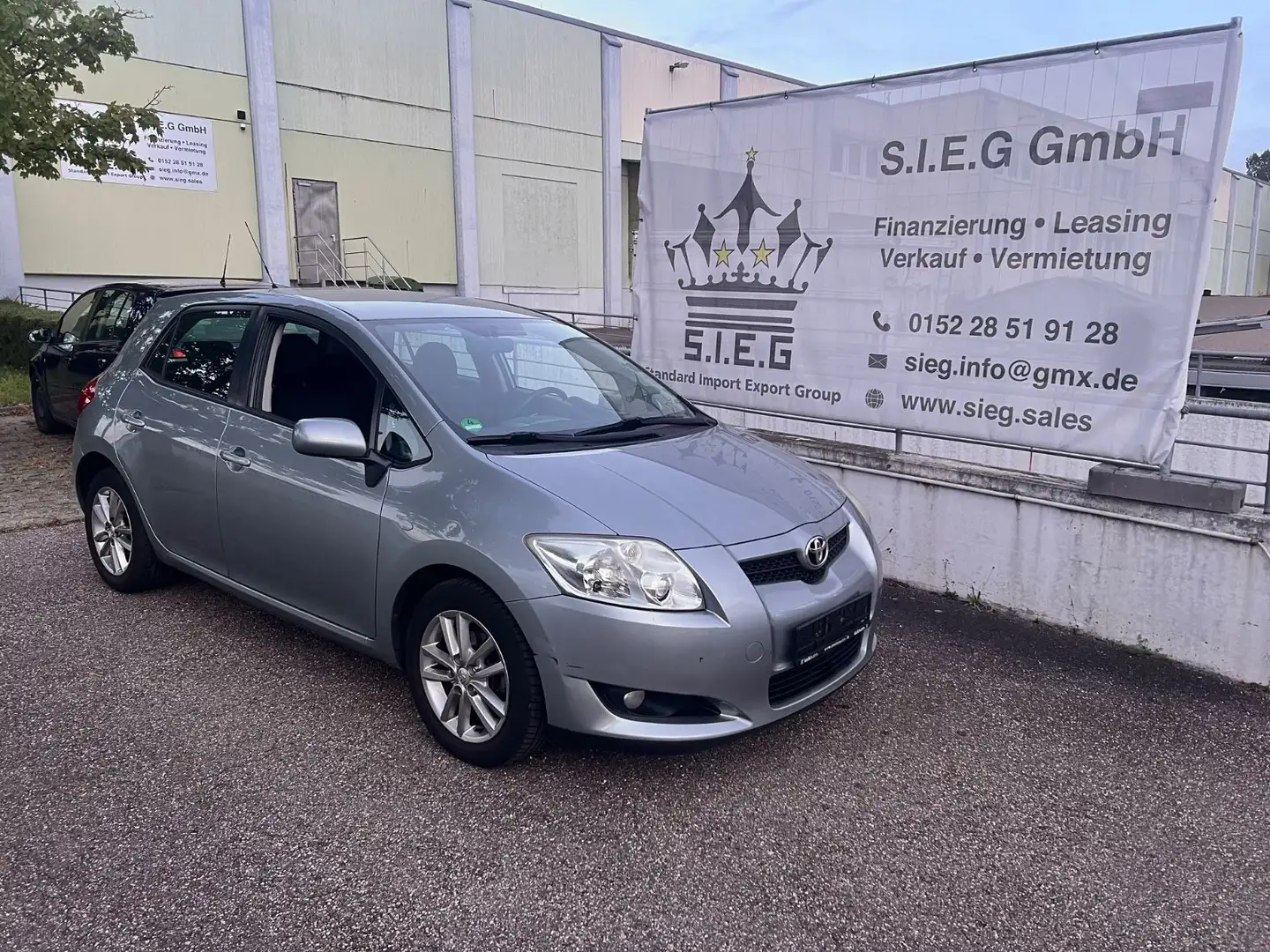Toyota Auris 1,33-l-Dual-VVT-i Life Grijs - 1