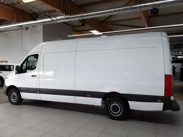 Mercedes-Benz Sprinter view 6