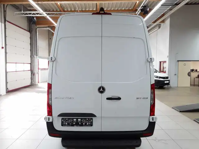 Mercedes-Benz Sprinter view 5