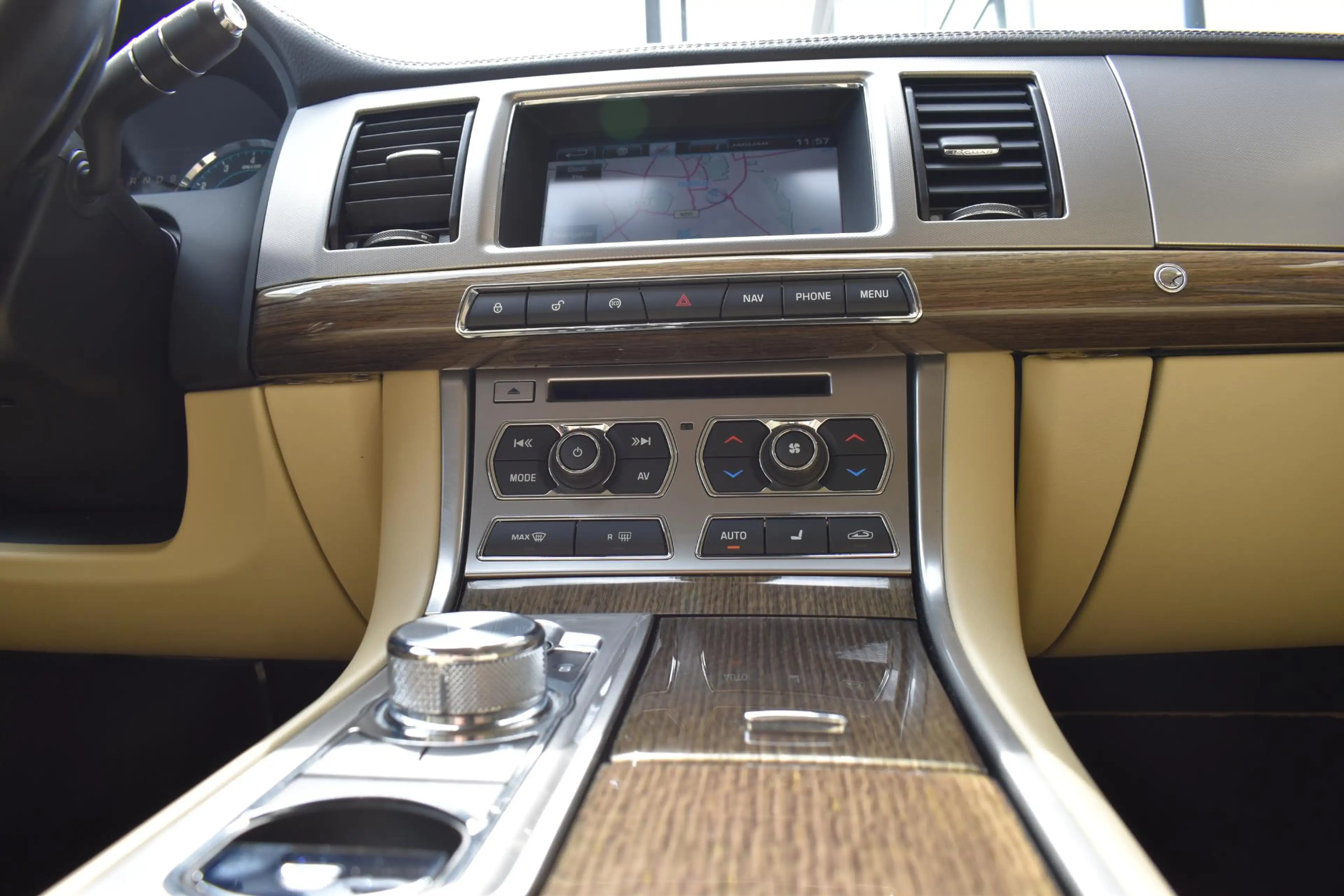 Jaguar XF 2.0 LEDER NAVI LMV CRUISE — photo 38