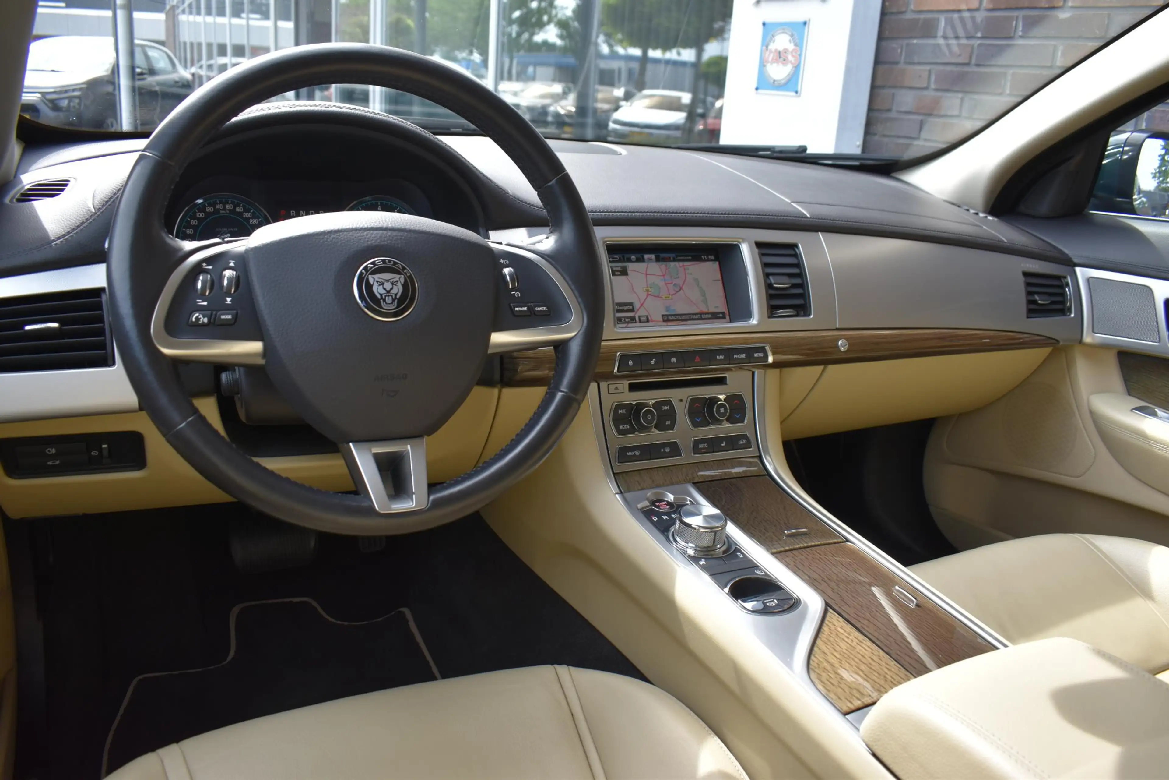 Jaguar XF 2.0 LEDER NAVI LMV CRUISE — photo 33