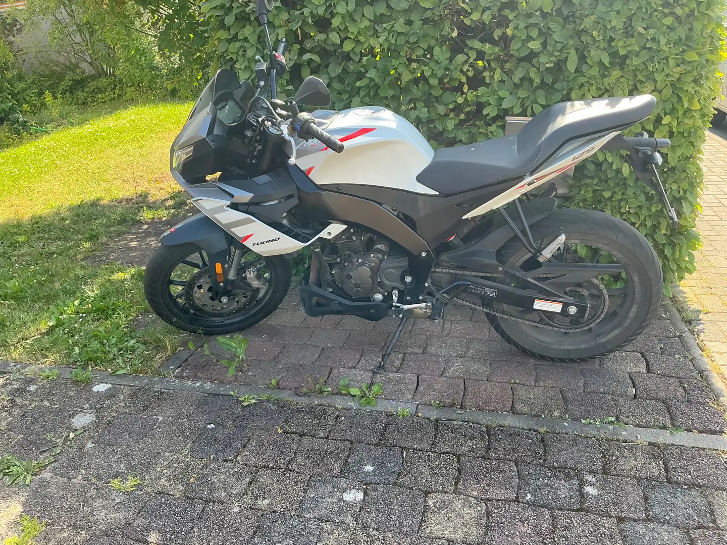 Aprilia Tuono 125 ABS.  1. Hand Weiß - 1