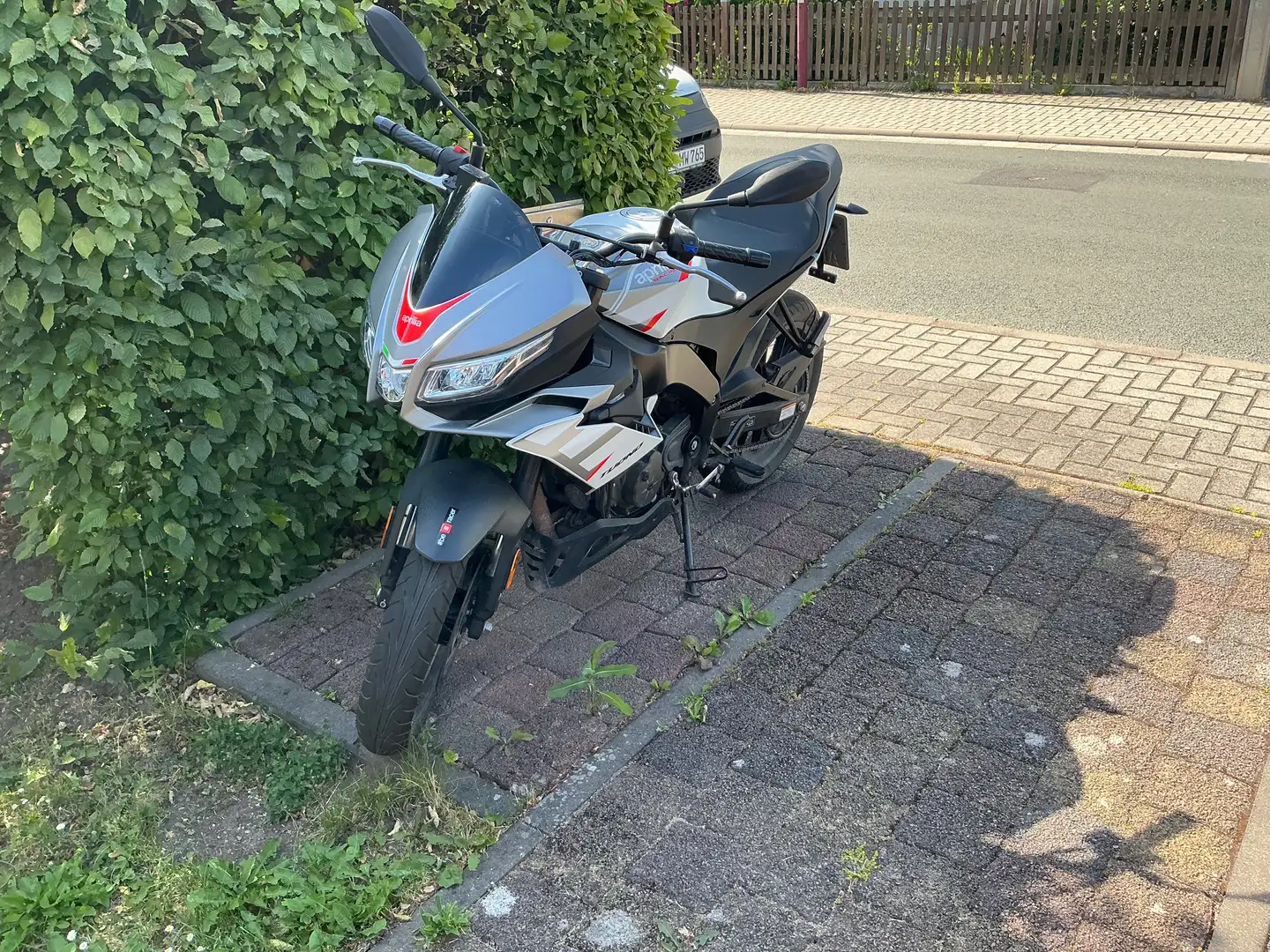 Aprilia Tuono 125 ABS.  1. Hand Weiß - 2
