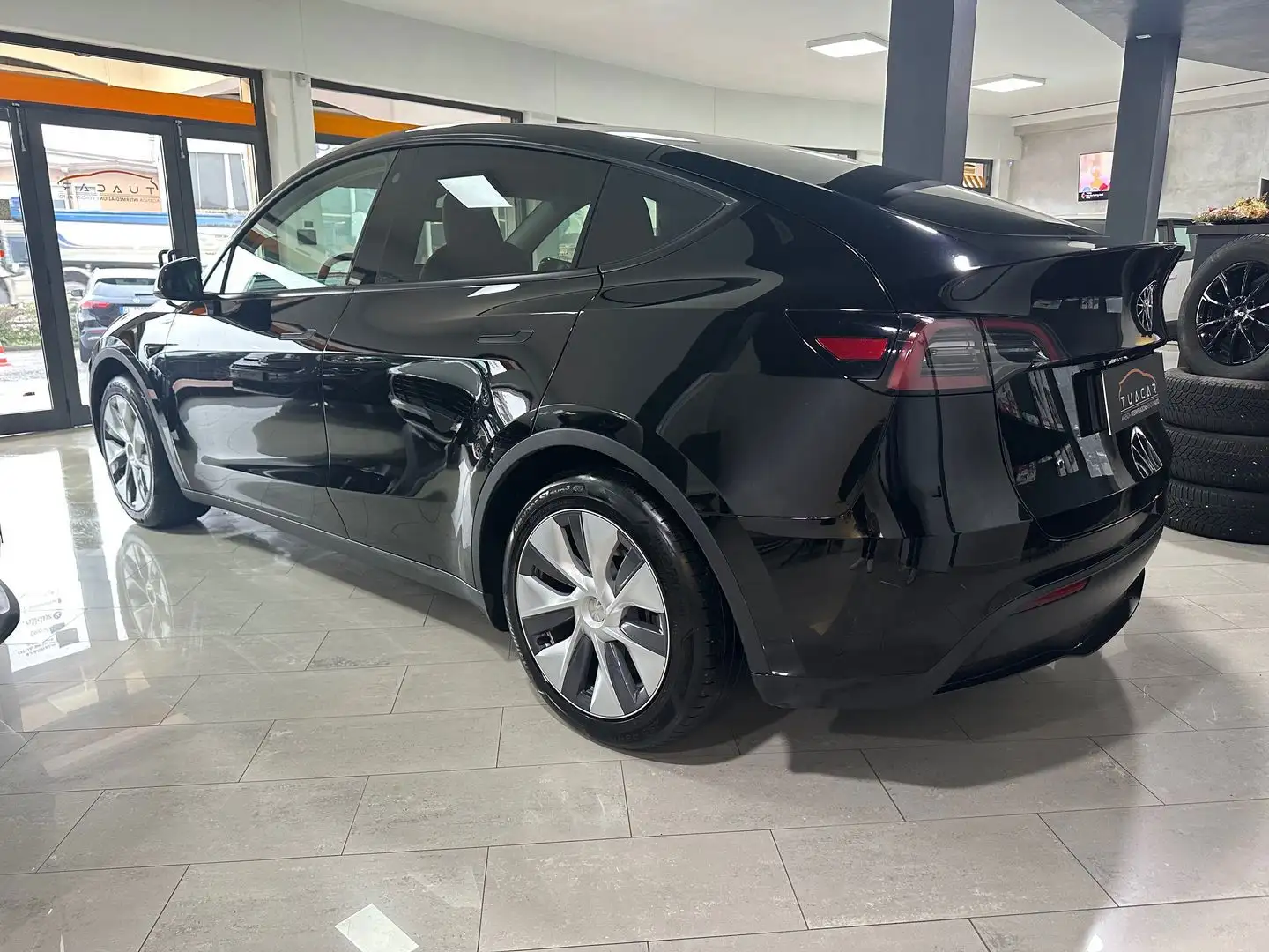 Tesla Model Y STANDARD RANGE SINGLE MOTOR RWD Standard Range / Standard Noir - 2