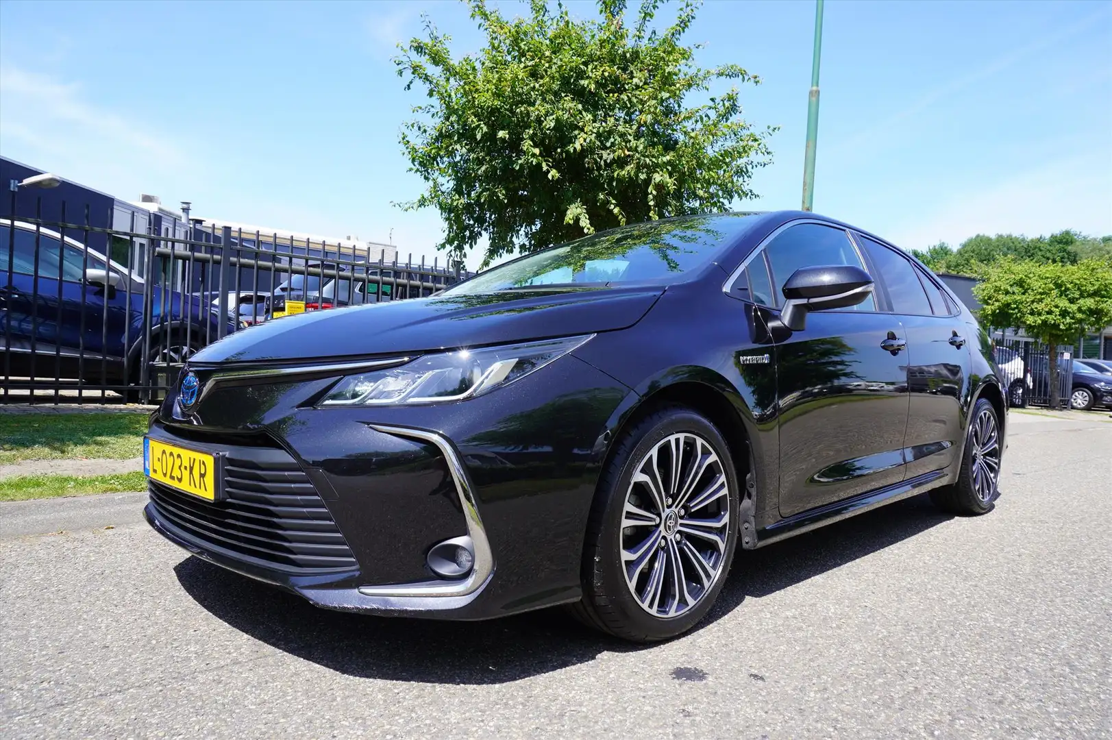 Toyota Corolla Sedan 1.8 Hybrid 122pk CVT Business Plus Multi Med Zwart - 1