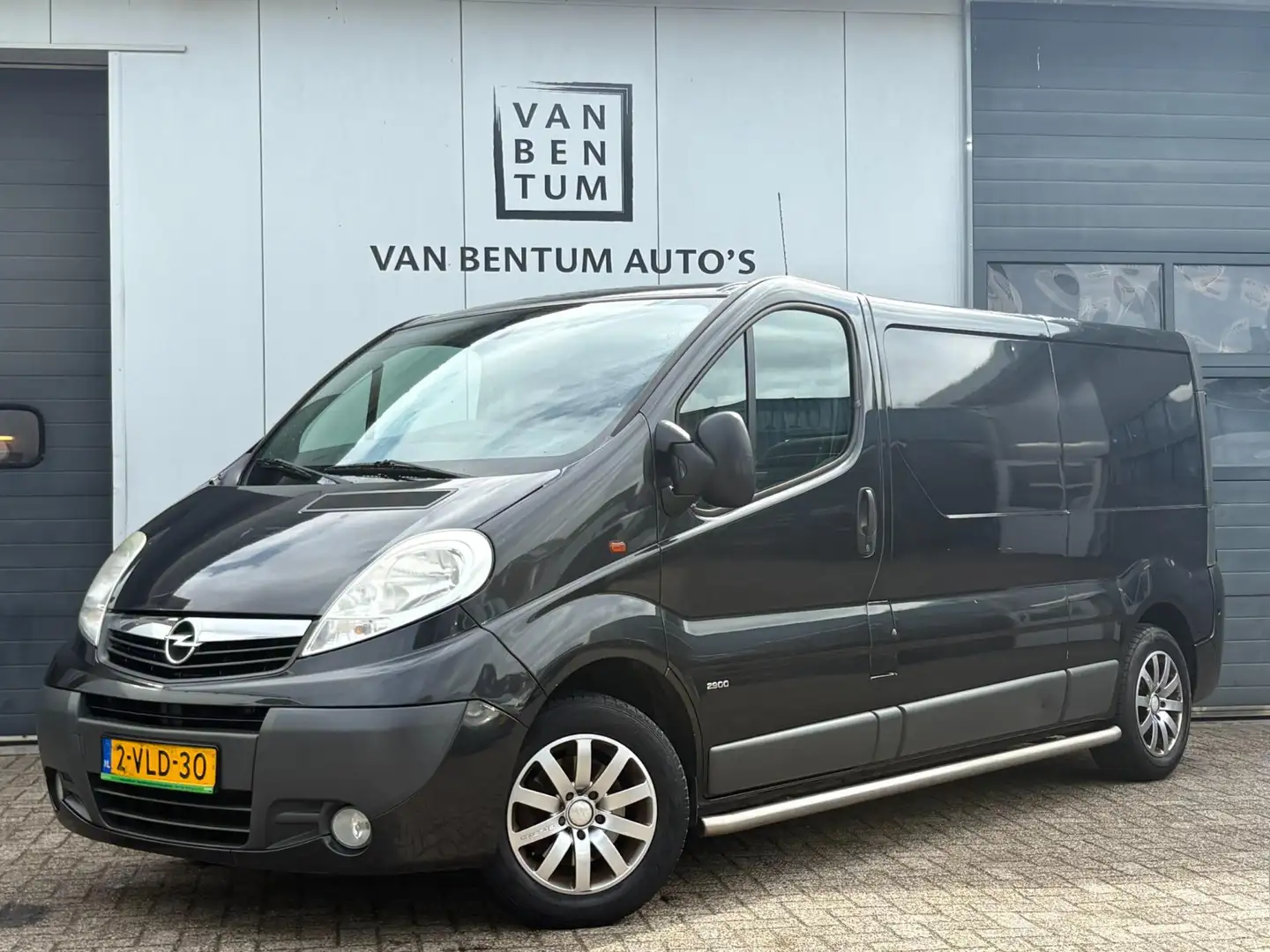 Opel Vivaro 2.0i 117pk BENZINE L2H1 Airco 3-pers. Zwart - 1