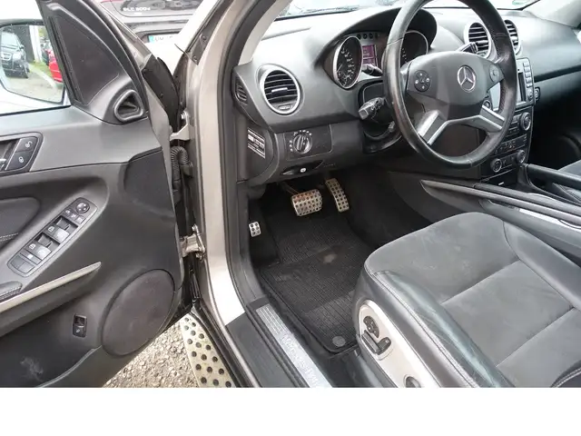 Mercedes-Benz M Class view 7