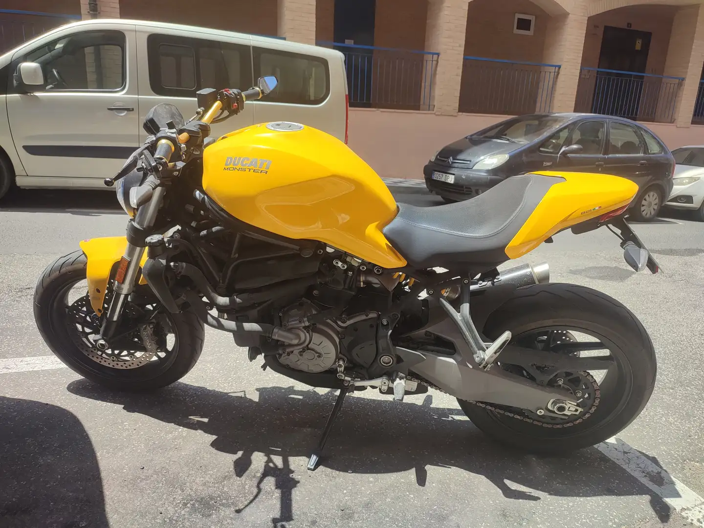 Ducati Monster 821 Galben - 1