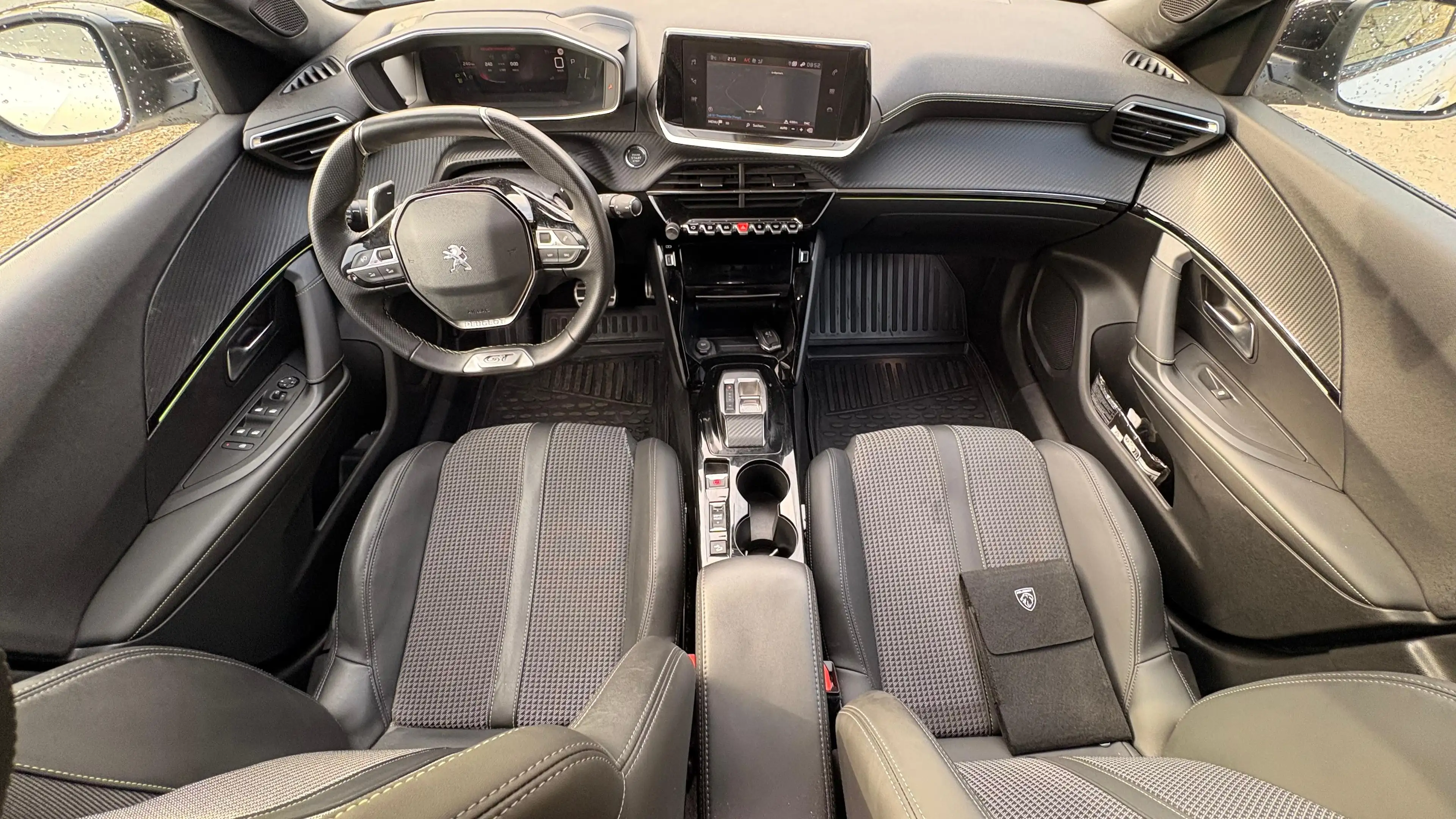 Peugeot 2008 GT — photo 11