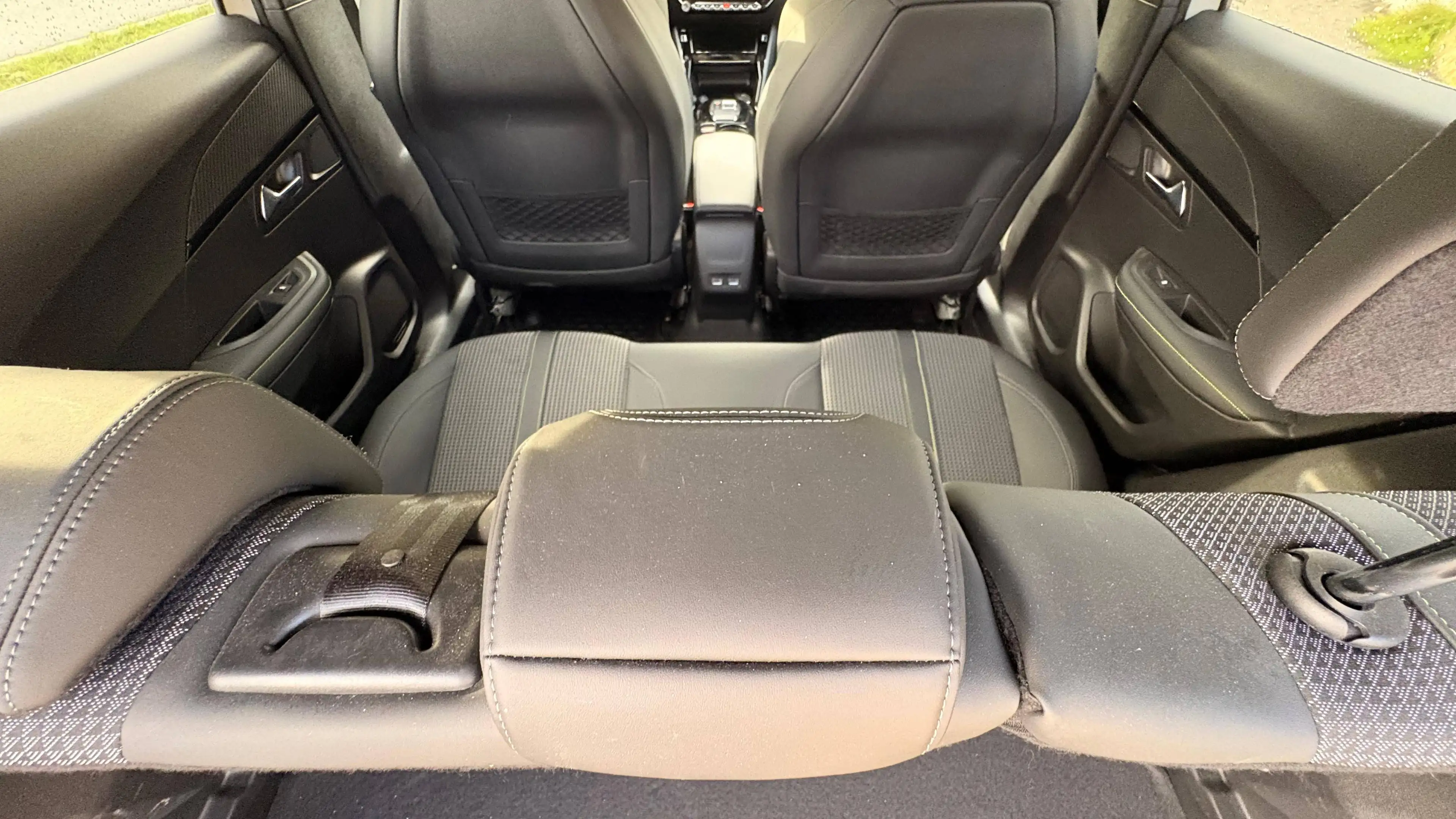 Peugeot 2008 GT — photo 12