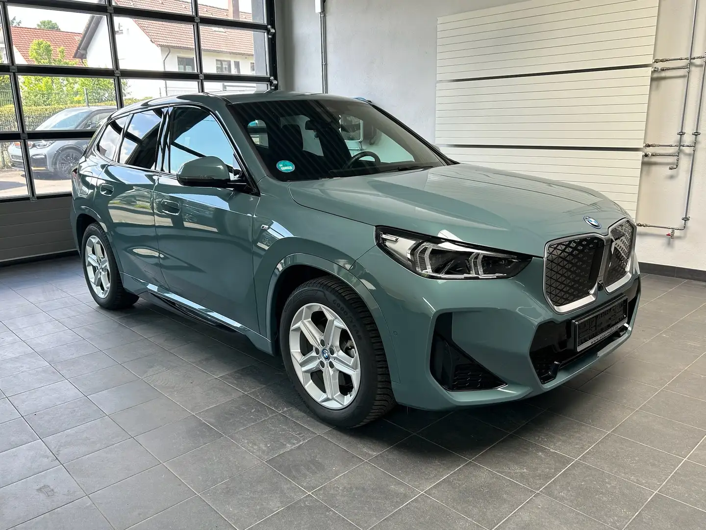 BMW iX1 30 xDrive M Sport AHK_DrivAssProf_Headup_eSitz_360 Verde - 2