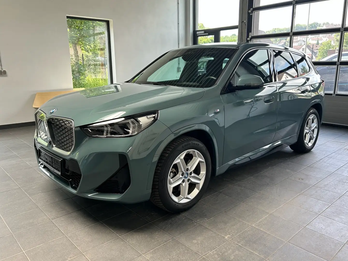 BMW iX1 30 xDrive M Sport AHK_DrivAssProf_Headup_eSitz_360 Verde - 1