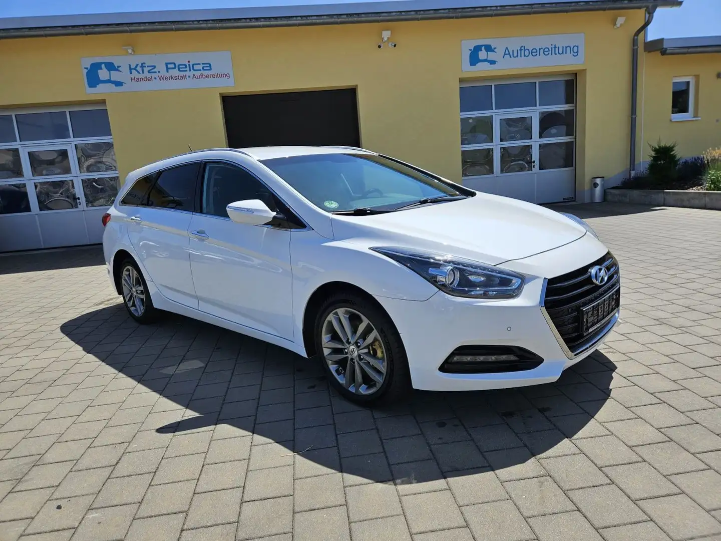 Hyundai i40 cw blue Trend*Sitzheizung*PDC*HU/AU neu* bijela - 1