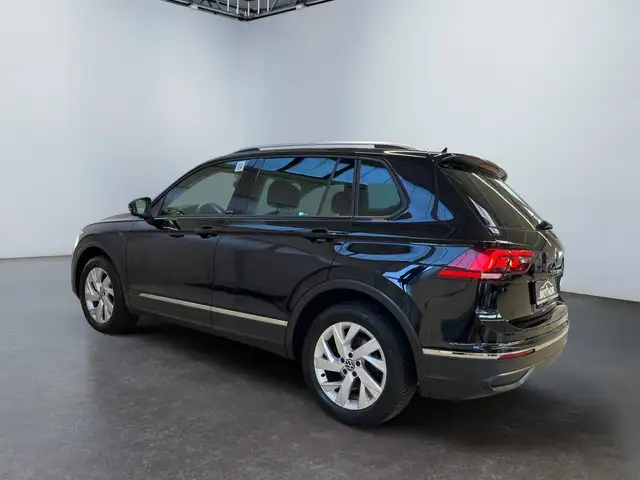 Volkswagen Tiguan view 4
