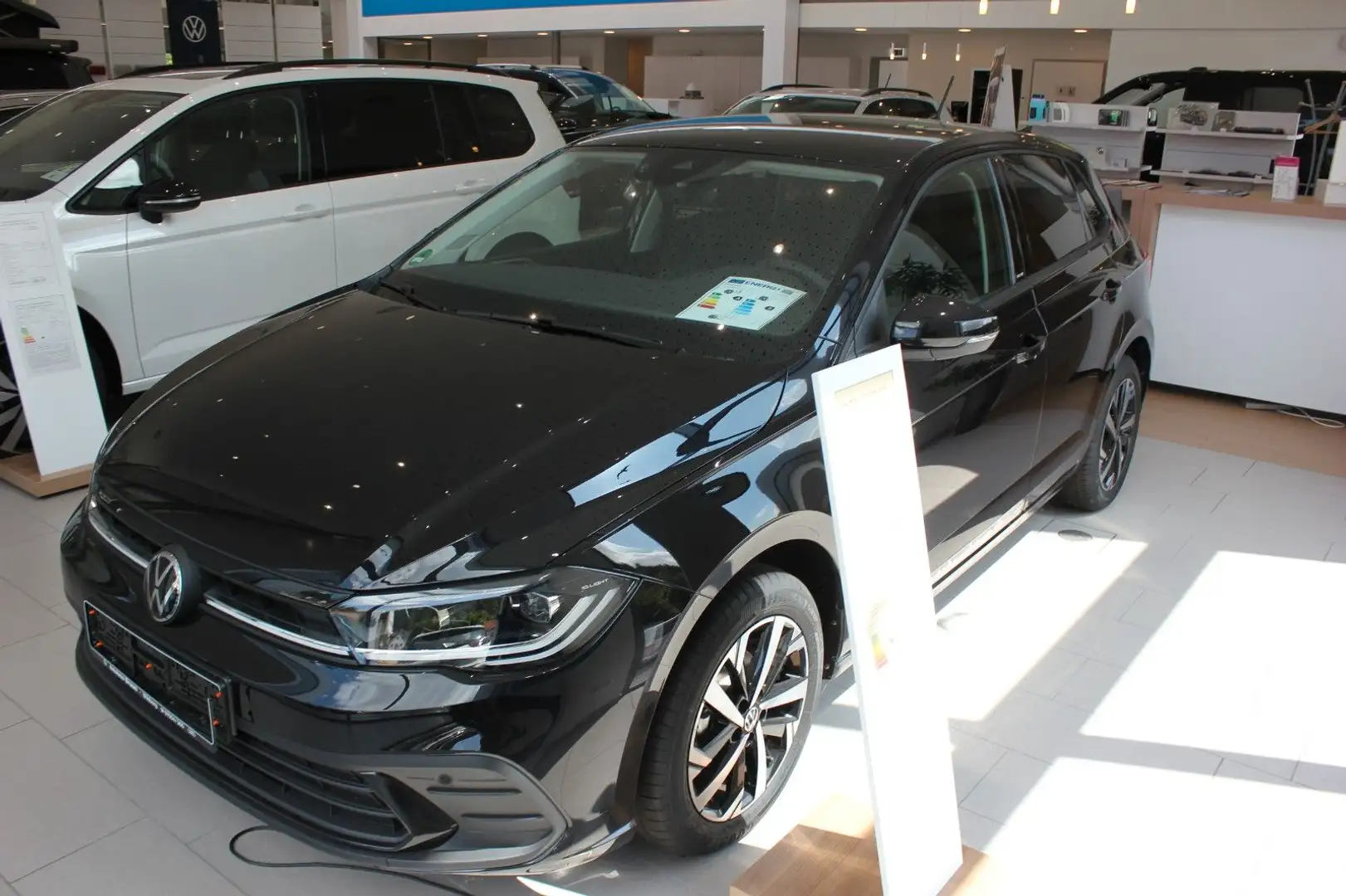 Volkswagen Polo VI Move 1.0 TSI PDC,SHZ,LED,BT Schwarz - 2
