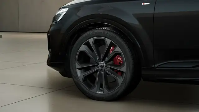 Audi Q7 view 5
