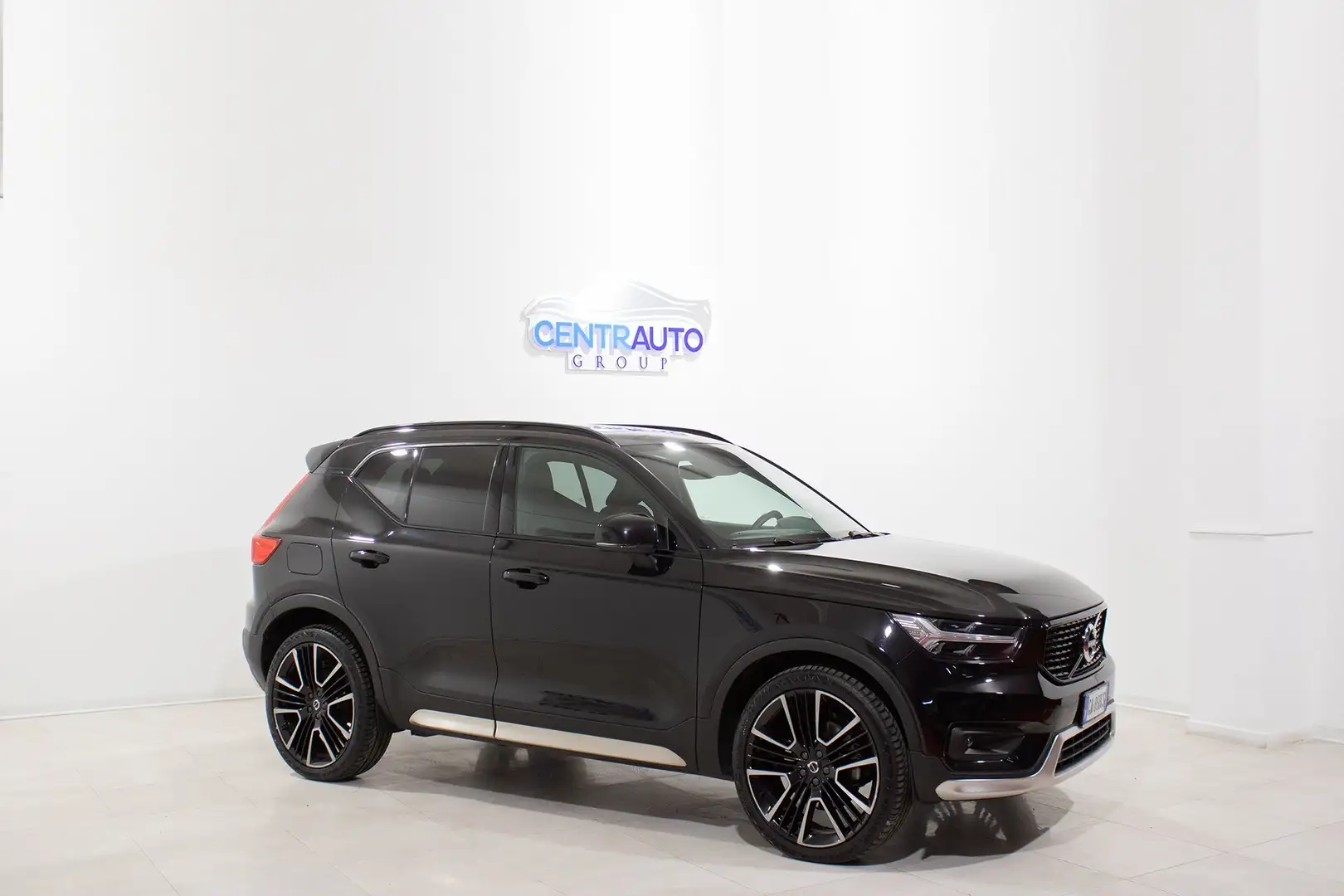 Volvo XC40 D3 GEARTRONIC AWD R-DESIGN *VISUAL 360, CERCHI 21* Nero - 2
