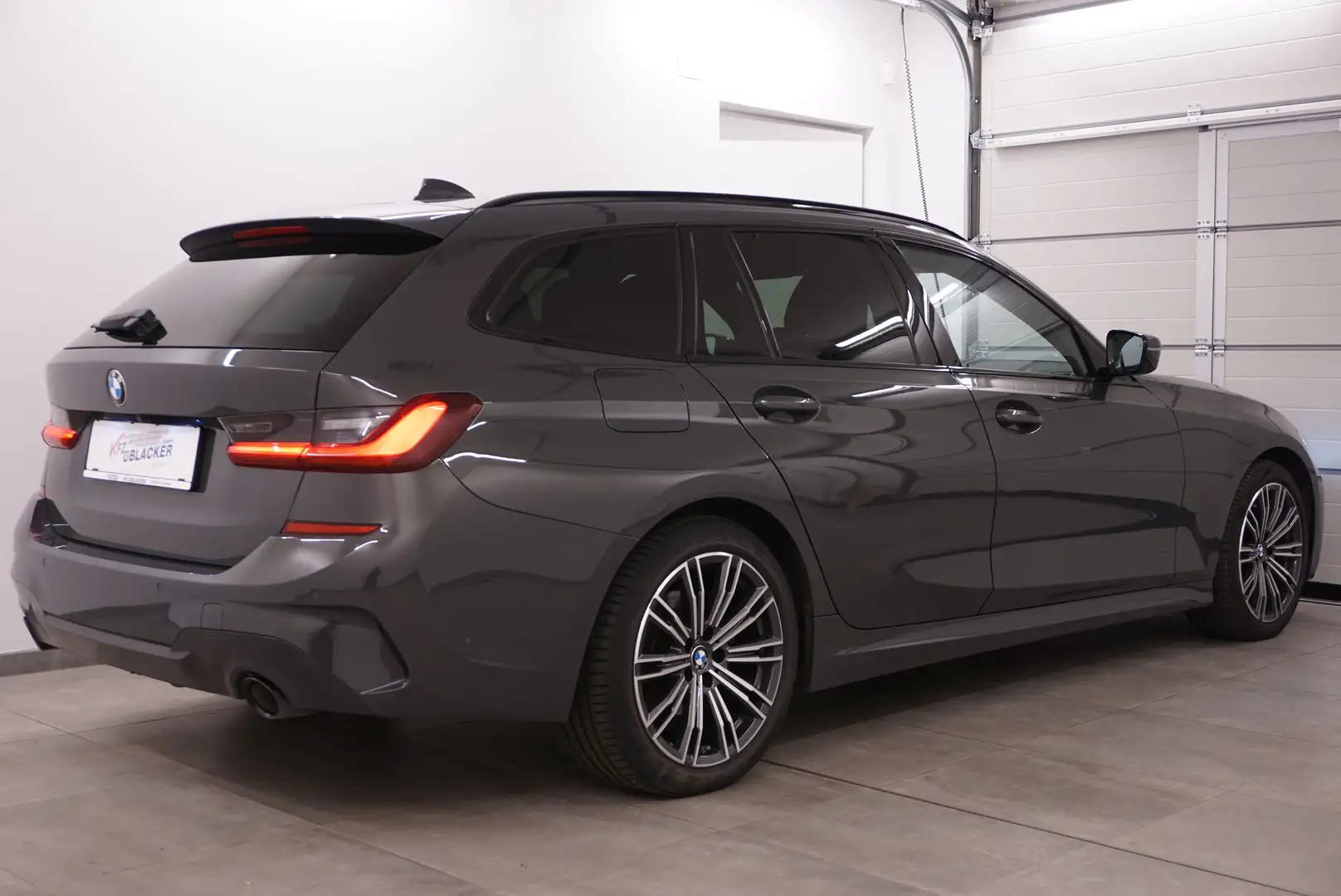 BMW 320 d xDrive M Sport // Anhängervorr.// Lasersch.// Gris - 2