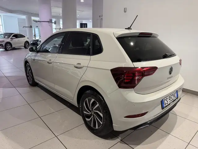 Volkswagen Polo view 3