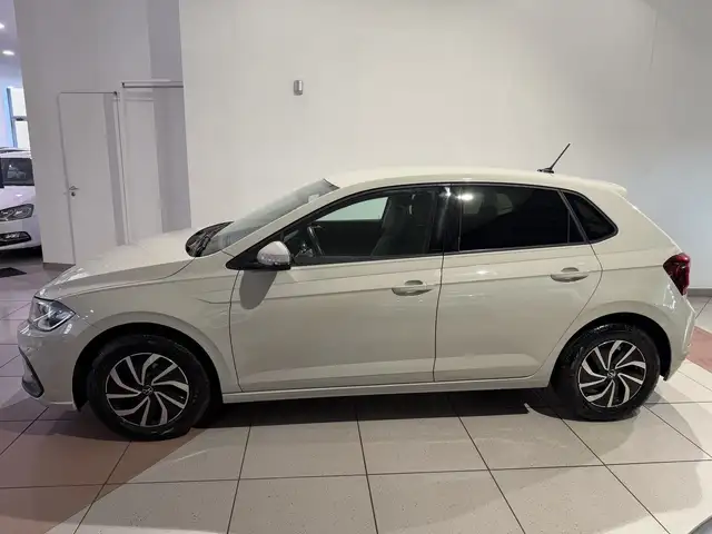 Volkswagen Polo view 2