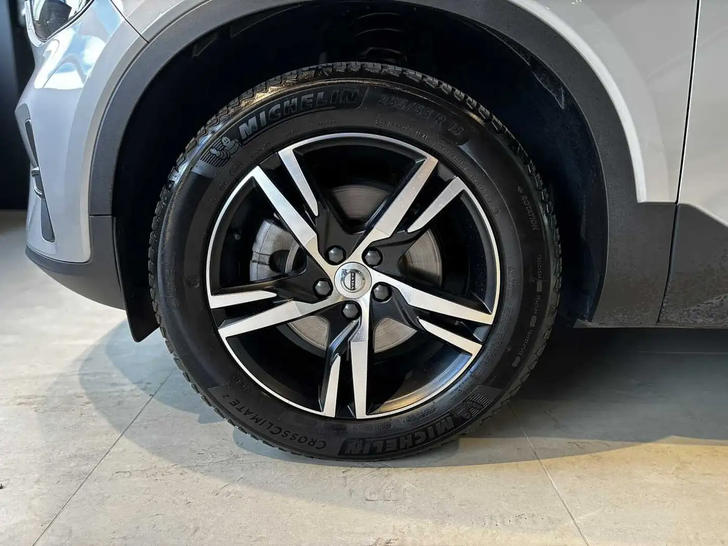Volvo XC40 Core, B3 Mild hybrid, Benzine Серебристый - 2
