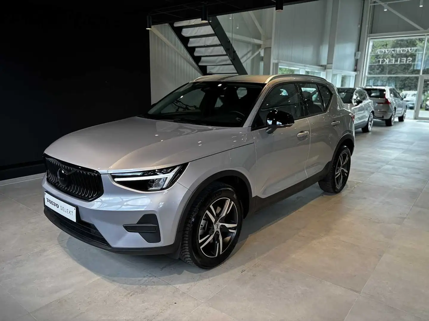Volvo XC40 Core, B3 Mild hybrid, Benzine Серебристый - 1