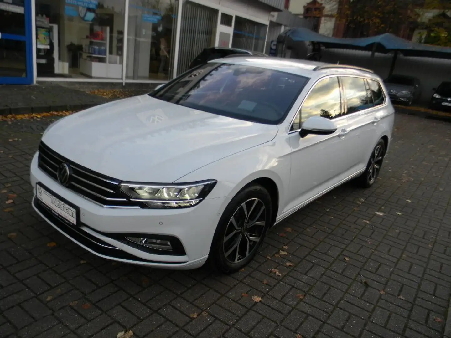 Volkswagen Passat Variant Business 1,5 TSI 6 GANG AHK KAM. Weiß - 2