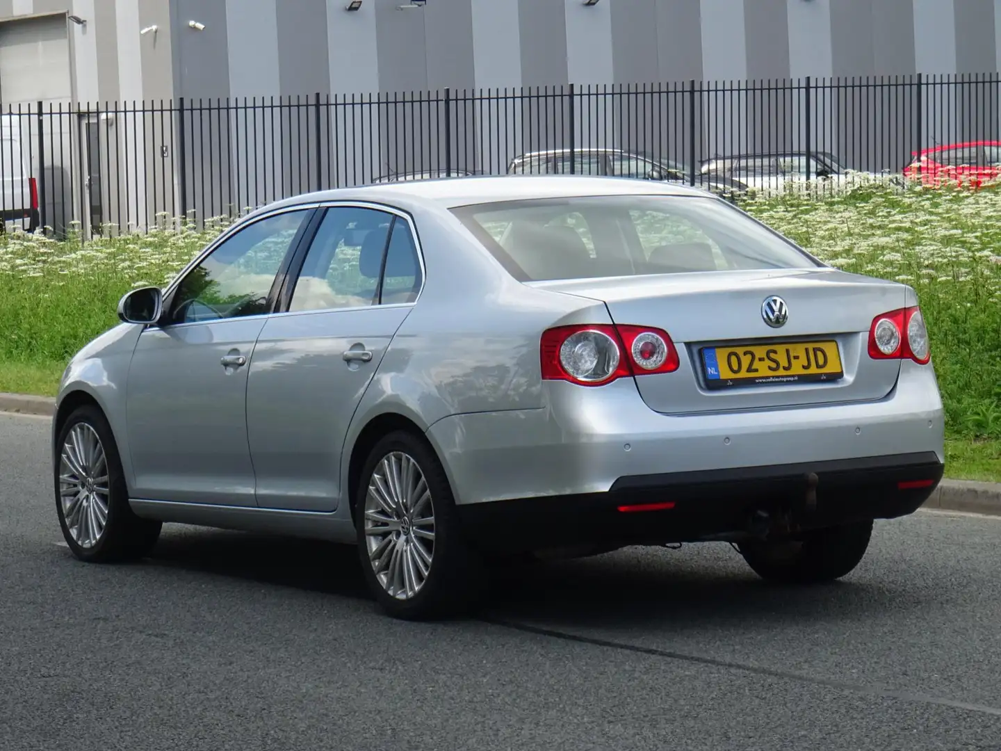 Volkswagen Jetta 2.0 FSI NAP/XENON/CLIMA/CRUISE/PDC/APK Grijs - 2