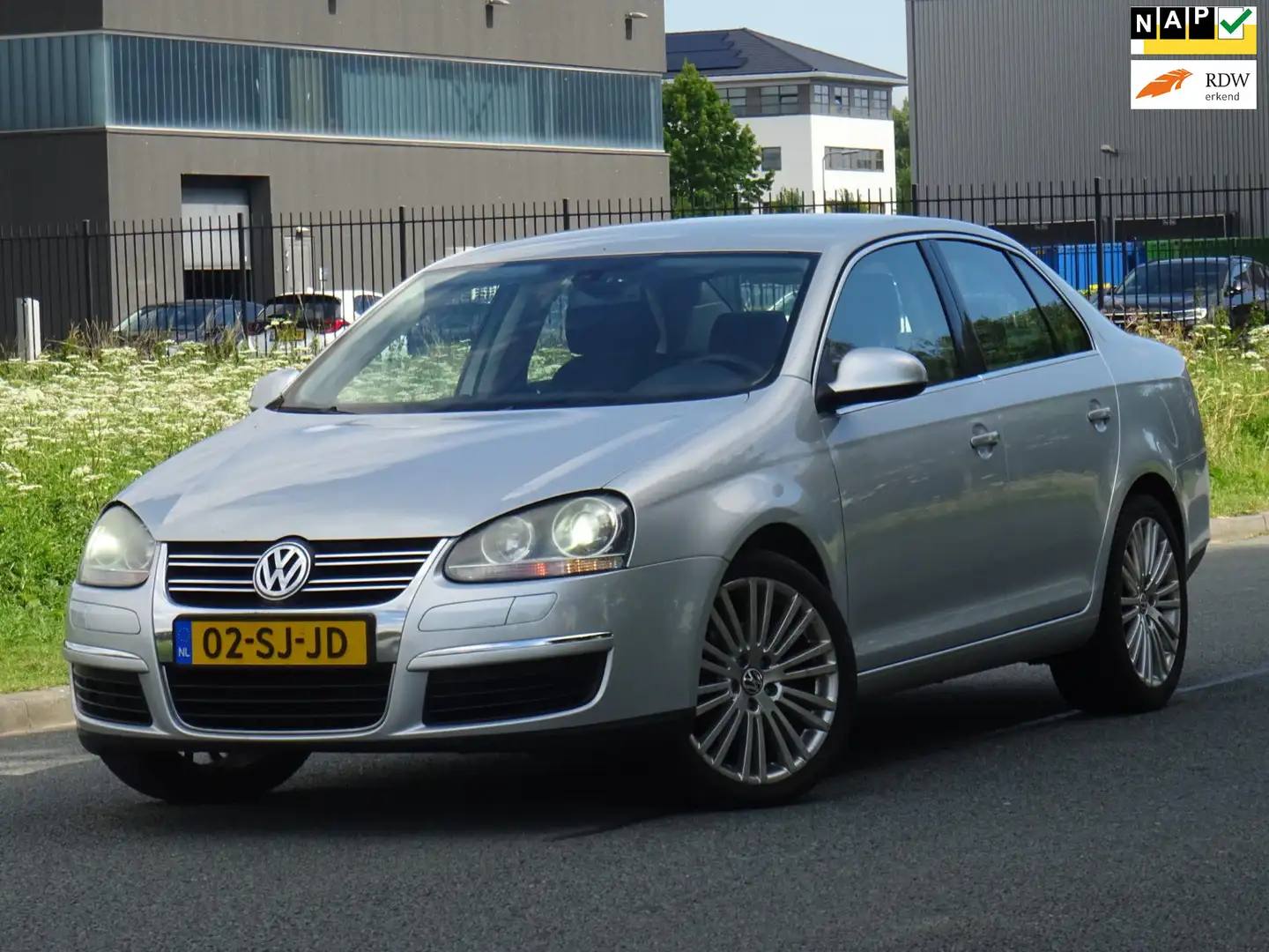 Volkswagen Jetta 2.0 FSI NAP/XENON/CLIMA/CRUISE/PDC/APK Grijs - 1