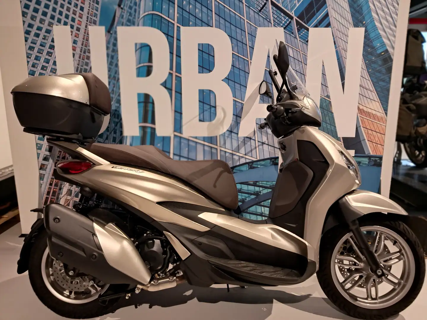 Piaggio Beverly 400 ABS-ASR Šedá - 1