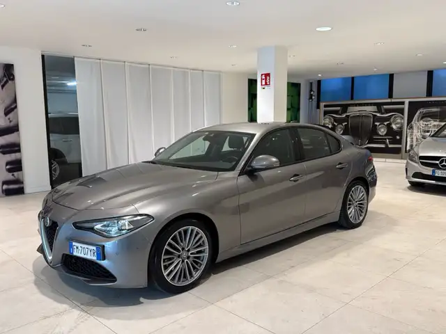 Alfa Romeo Giulia 2.2 Turbo 180cv AT8 Super Navi Cruise FariXeno 18”