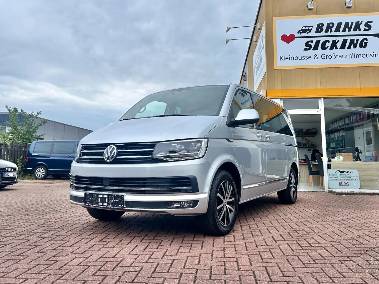 Volkswagen T6 Multivan GEN. SIX/DCC/ACC/2xSCH.-T/AHK/MEMORY Silber - 1