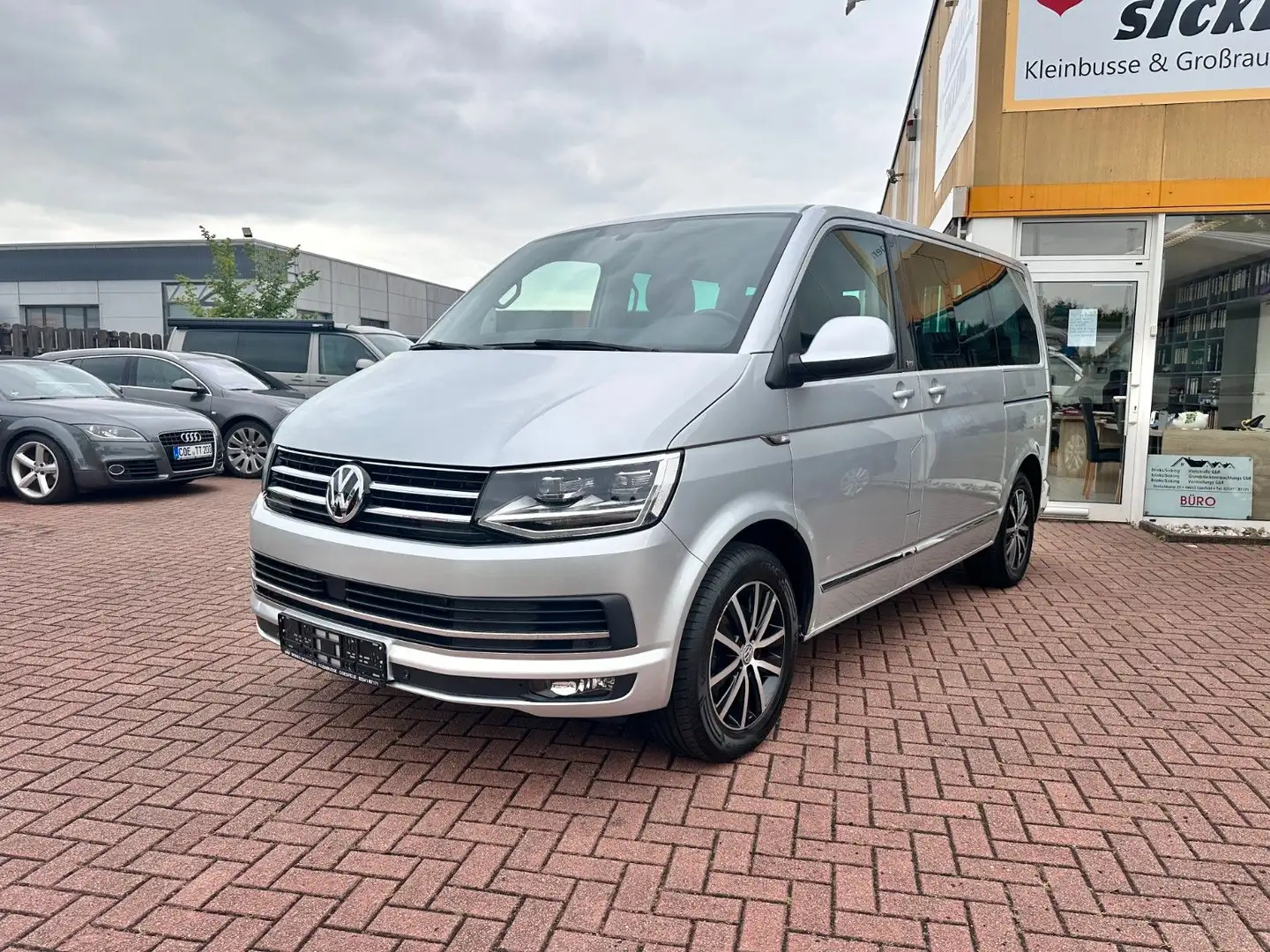 Volkswagen T6 Multivan GEN. SIX/DCC/ACC/2xSCH.-T/AHK/MEMORY Silber - 2