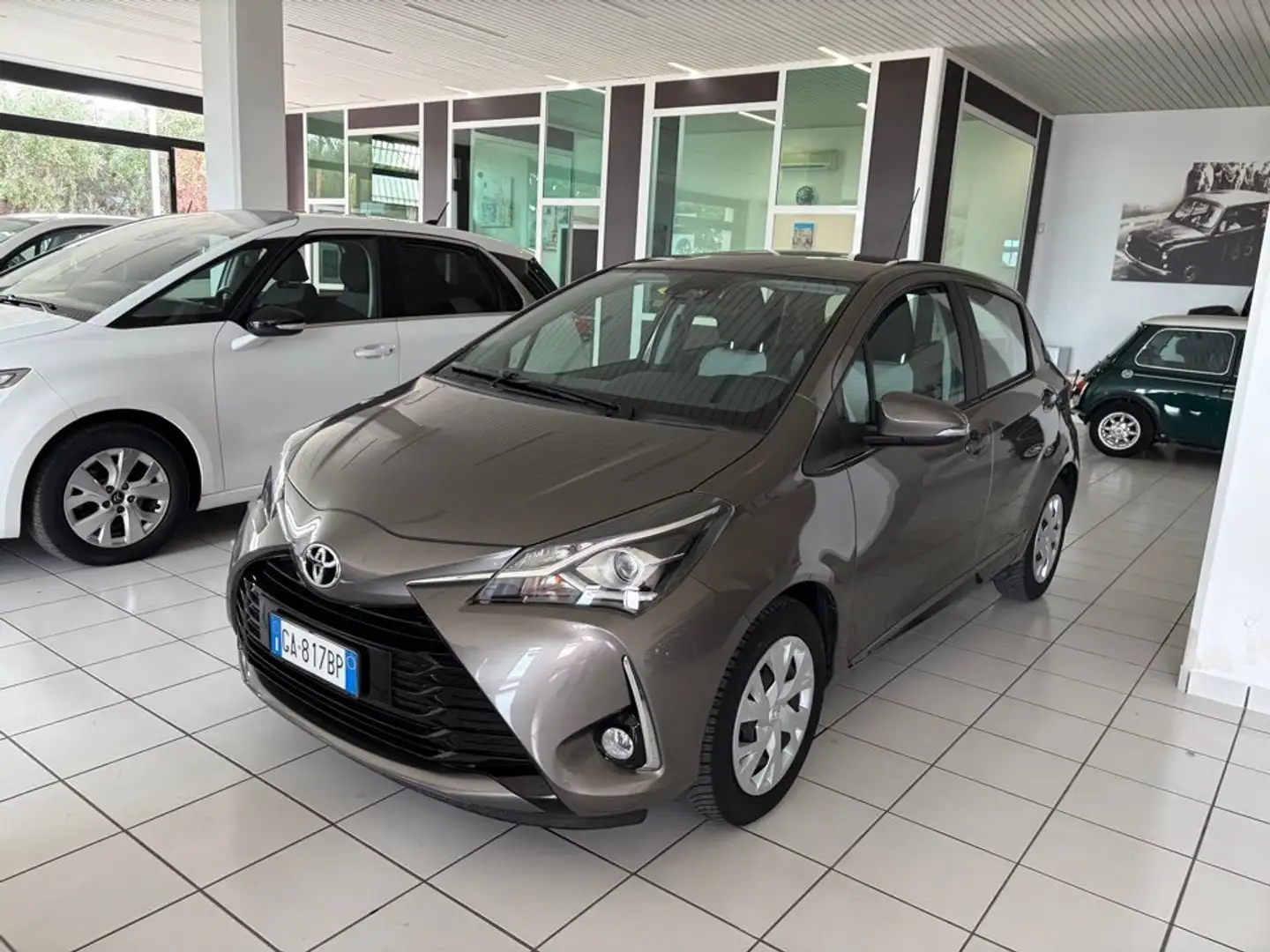 Toyota Yaris Yaris III 2017 5p 1.0 Active my18 Gris - 2