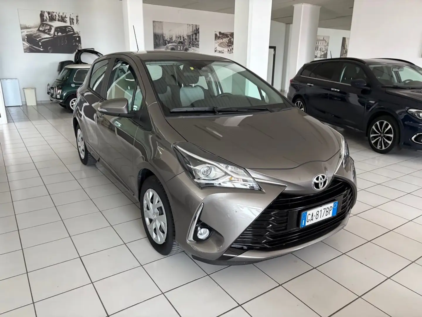 Toyota Yaris Yaris III 2017 5p 1.0 Active my18 Gris - 1