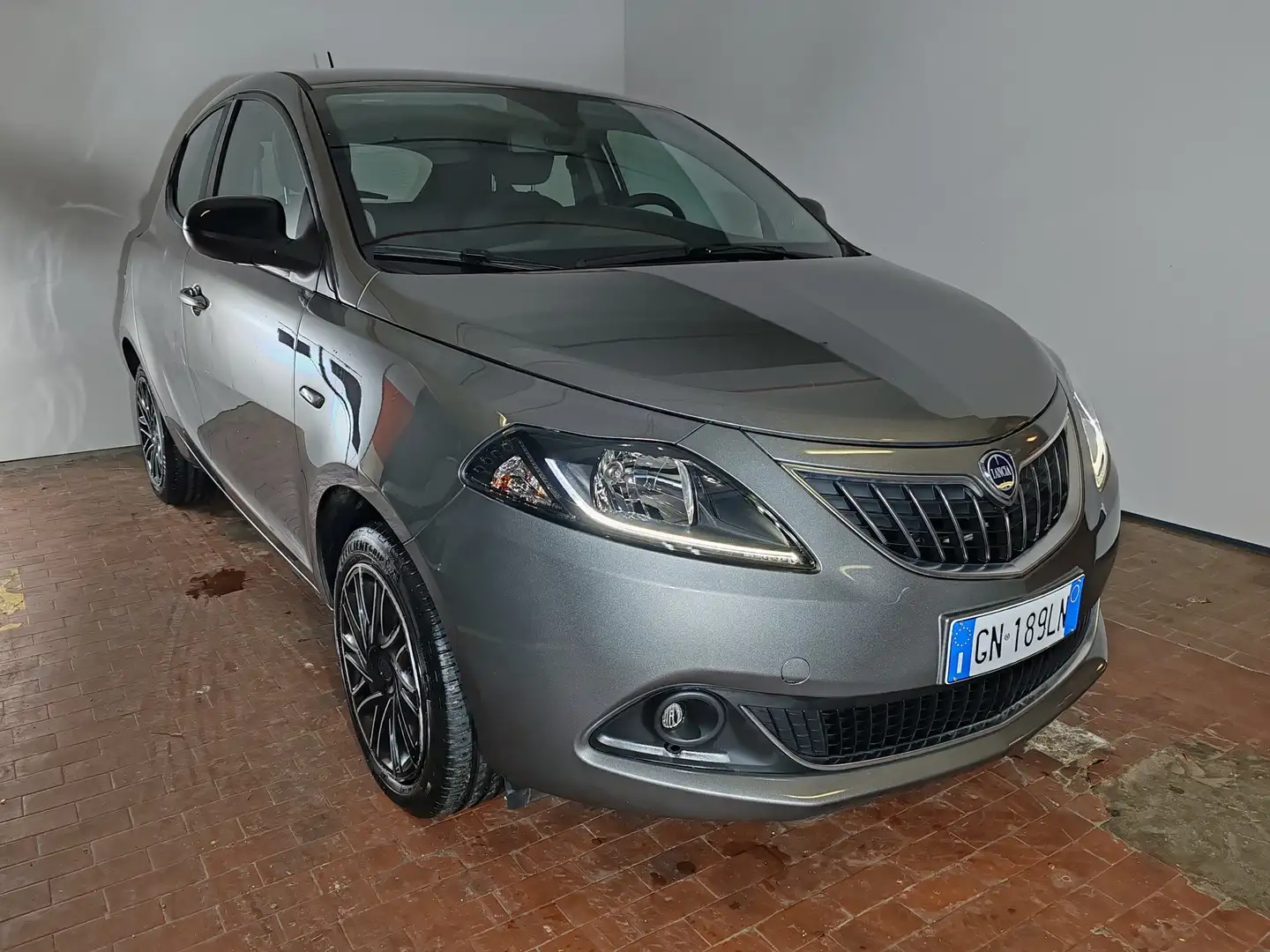 Lancia Ypsilon 1.0 Hybrid 70cv Gold Car Play + Telecamera Gris - 1
