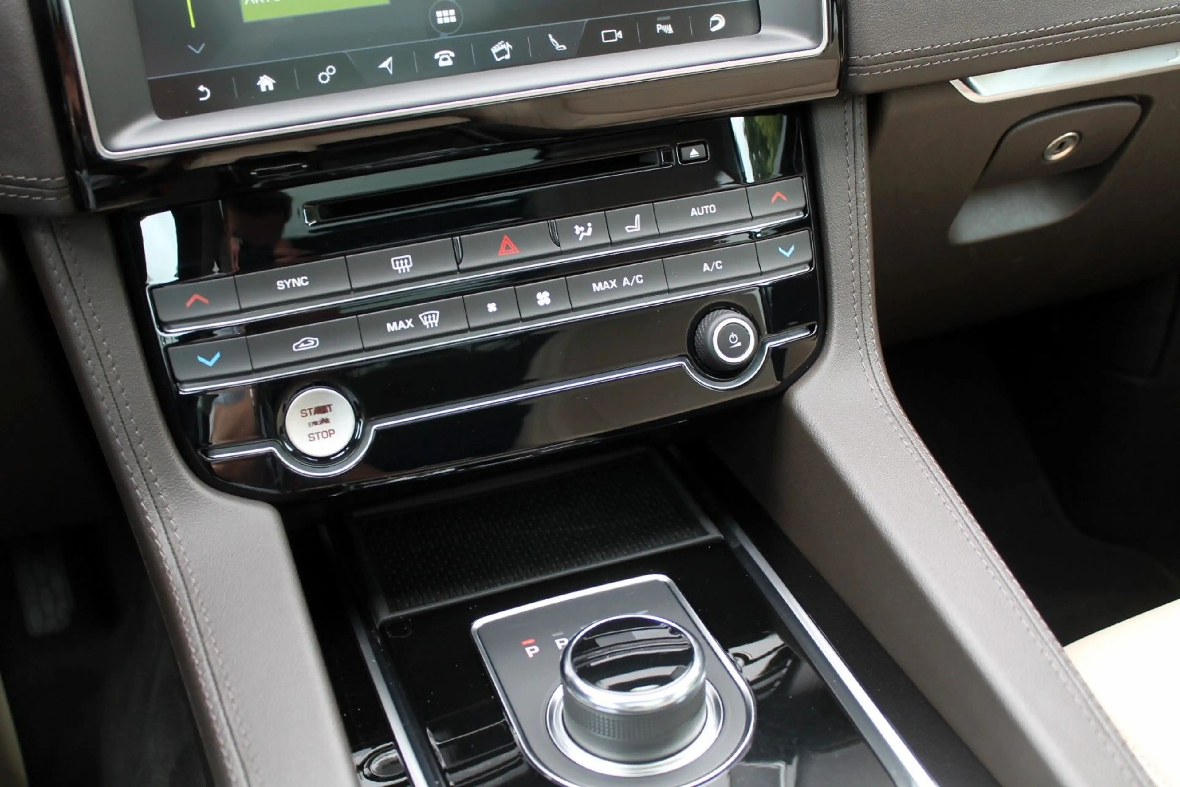 Jaguar F-Pace Prestige AWD ACC,Pano,Sound,8-fach,2x22" — photo 11