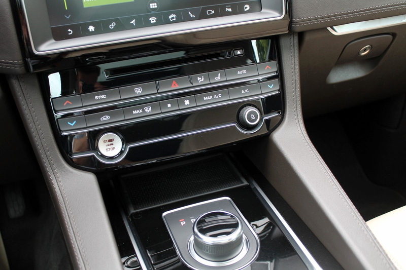 Jaguar F-Pace Prestige AWD ACC,Pano,Sound,8-fach,2x22" — photo 11