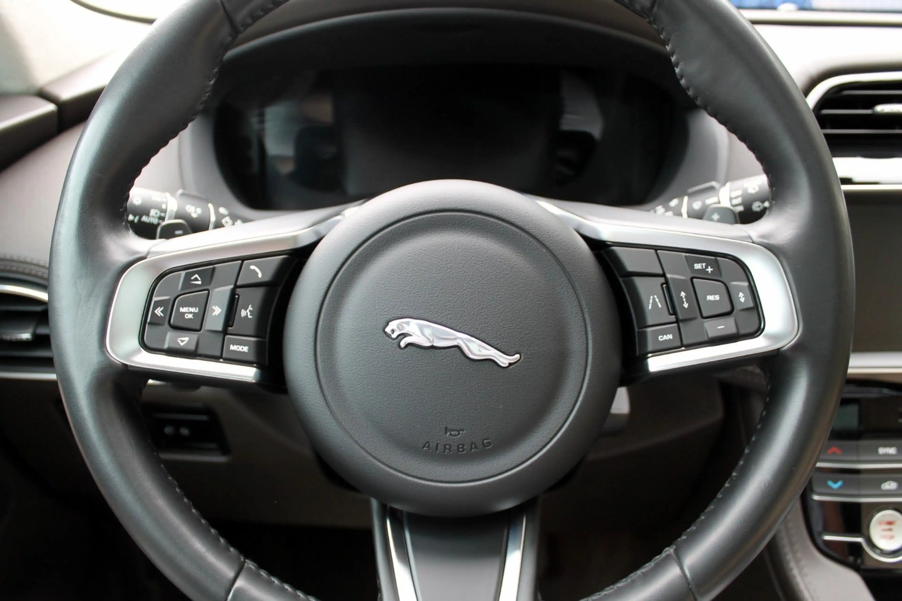Jaguar F-Pace Prestige AWD ACC,Pano,Sound,8-fach,2x22" — photo 8