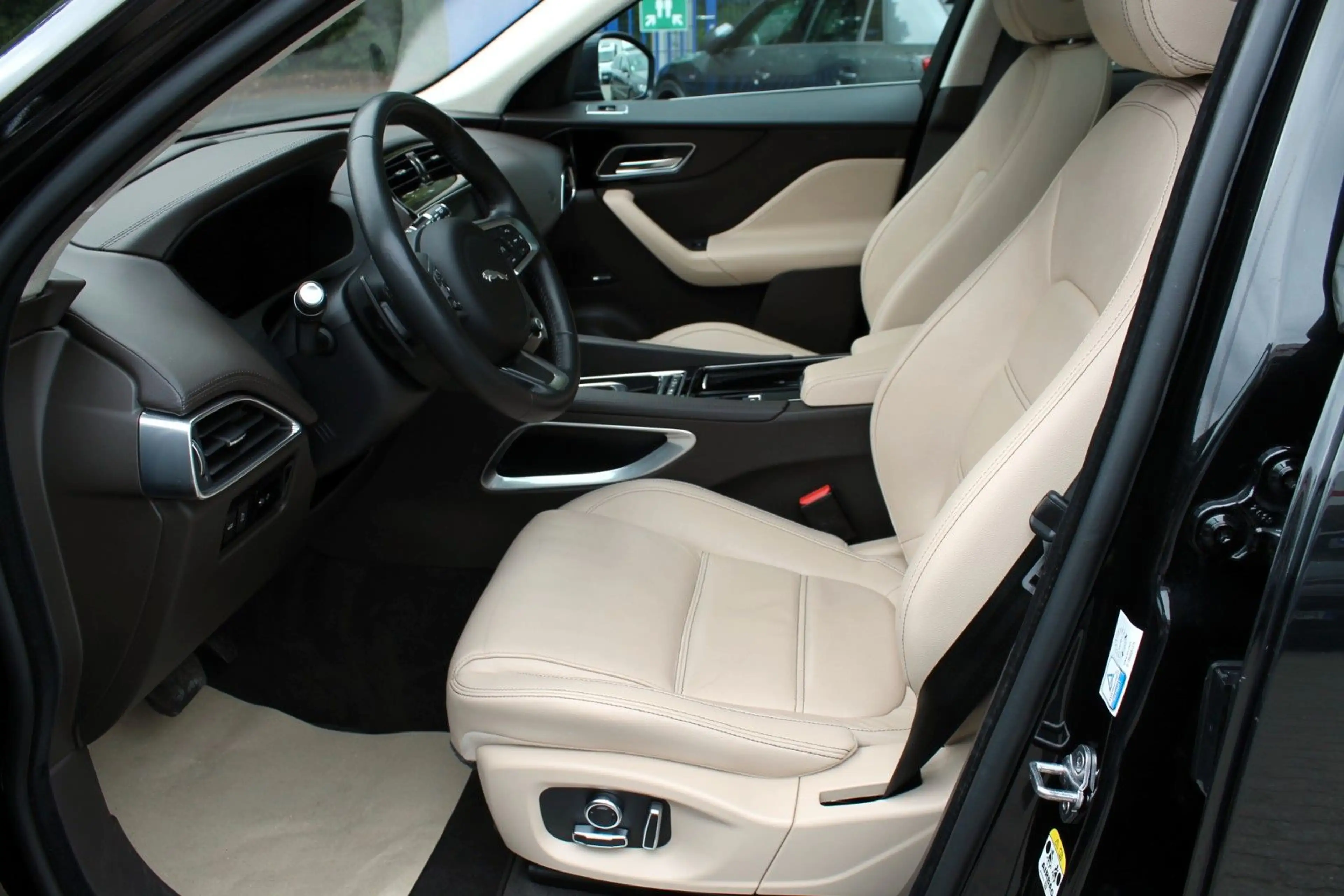 Jaguar F-Pace Prestige AWD ACC,Pano,Sound,8-fach,2x22" — photo 5