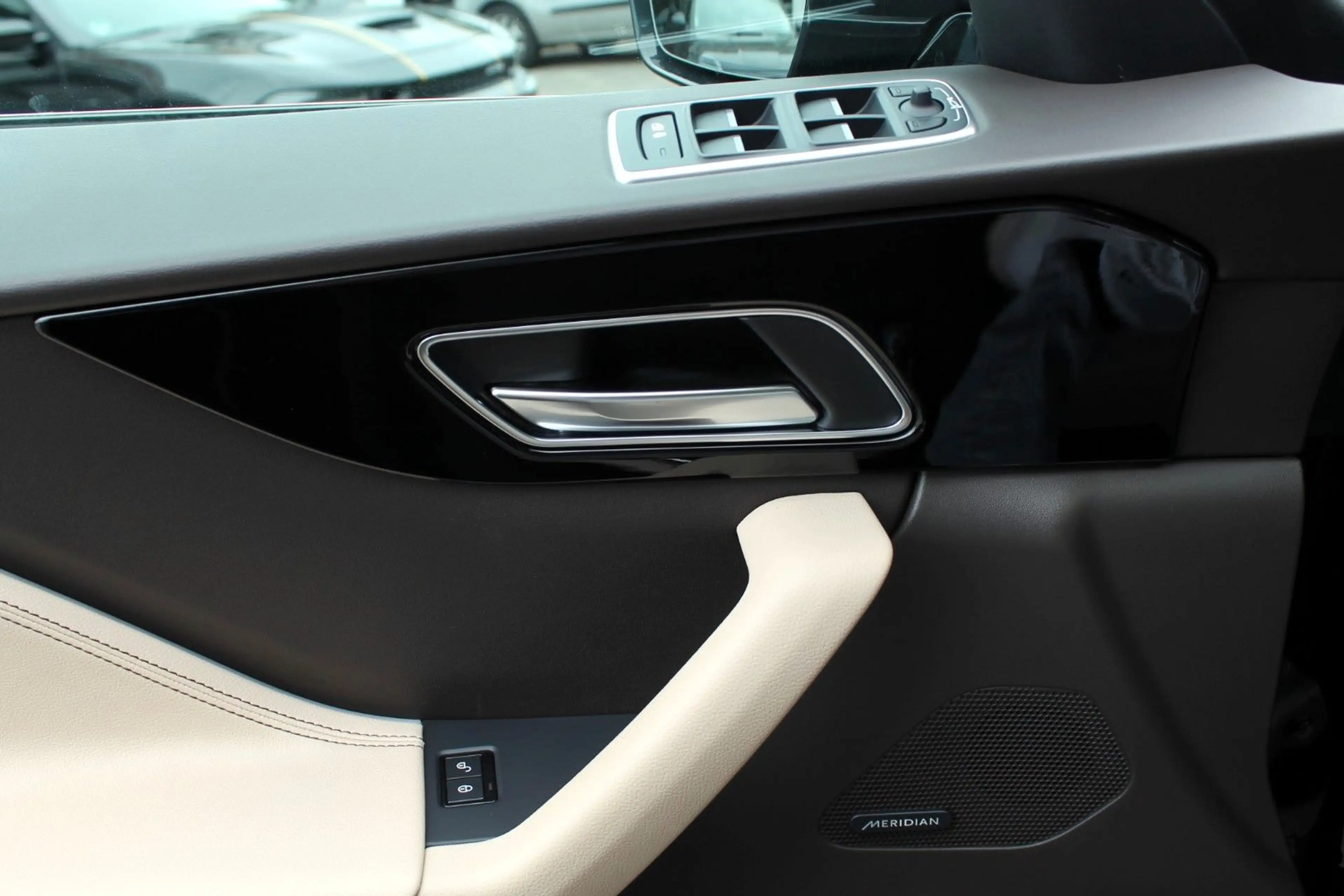 Jaguar F-Pace Prestige AWD ACC,Pano,Sound,8-fach,2x22" — photo 14