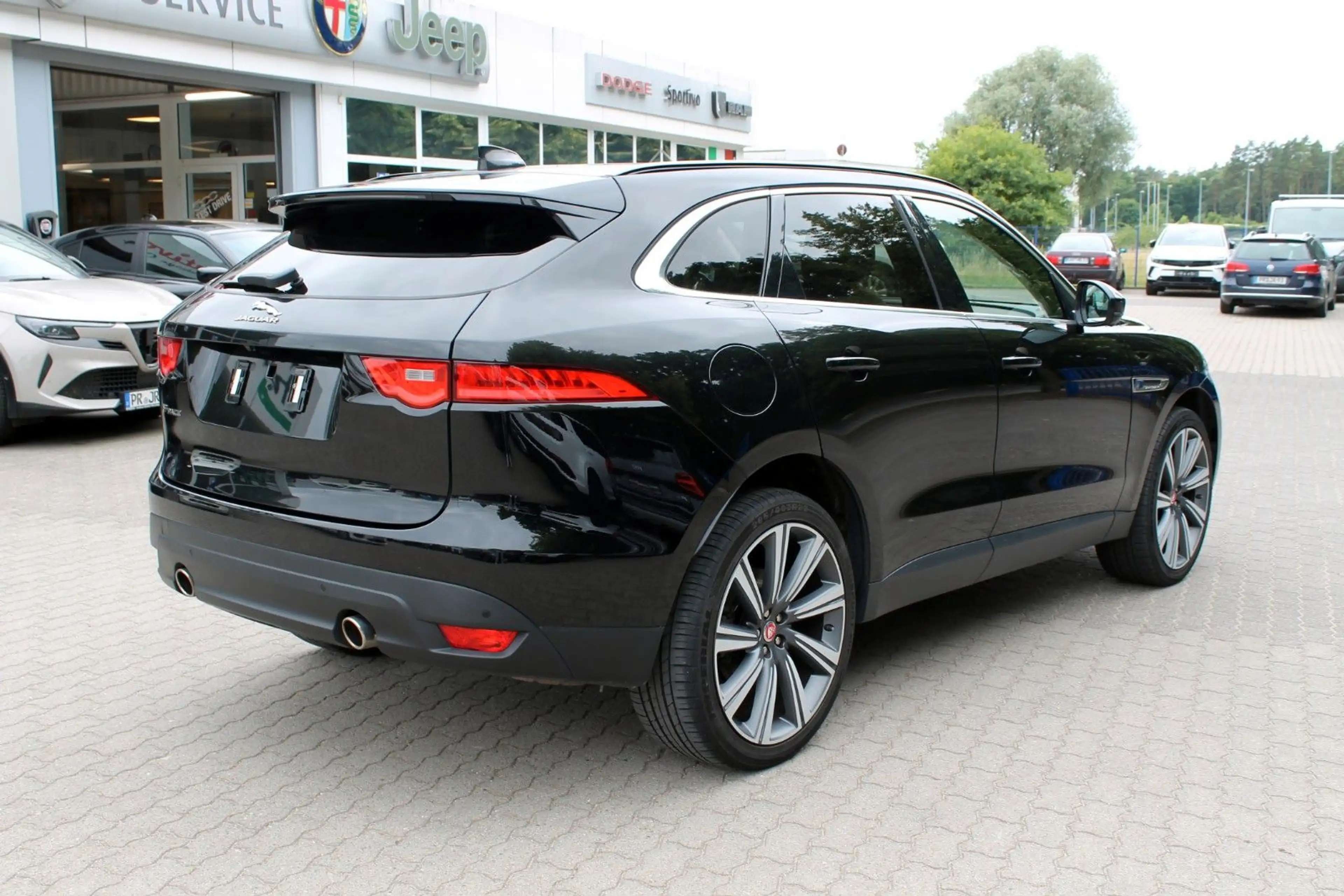 Jaguar F-Pace Prestige AWD ACC,Pano,Sound,8-fach,2x22" — photo 3