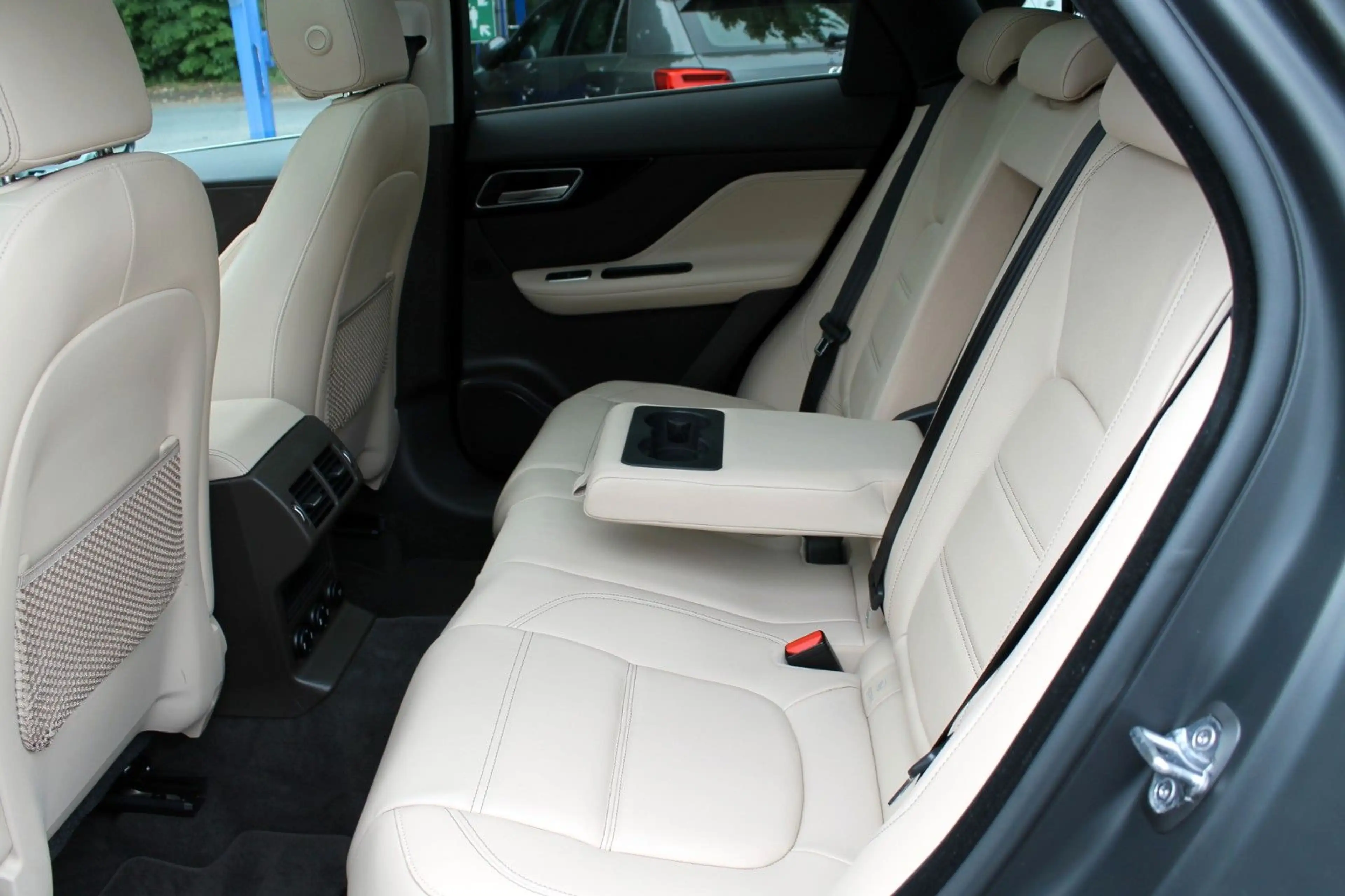 Jaguar F-Pace Prestige AWD ACC,Pano,Sound,8-fach,2x22" — photo 6