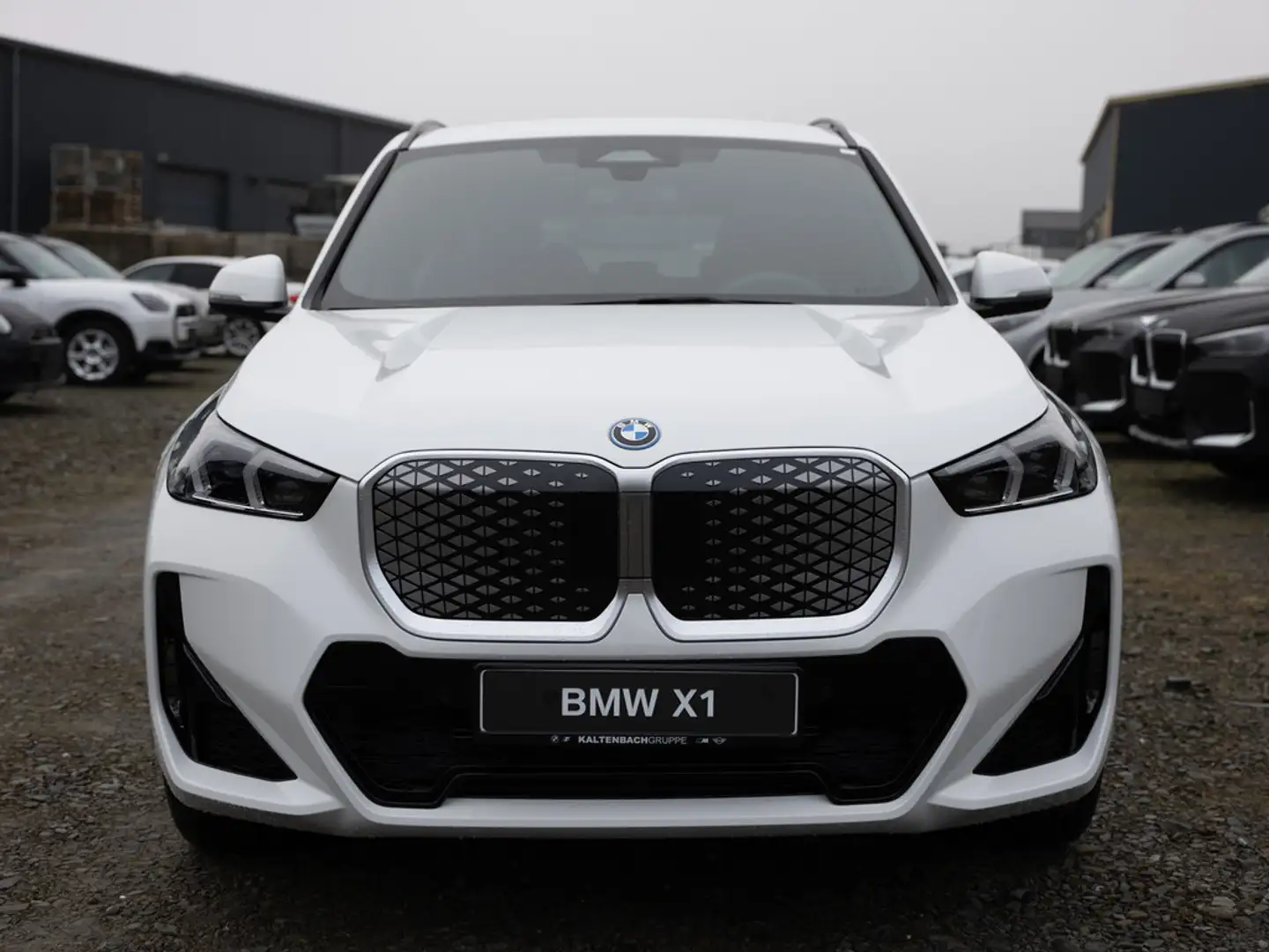BMW iX1 xDrive30 M-Sport LED AKTIVSITZE AHK NAVI Weiß - 2